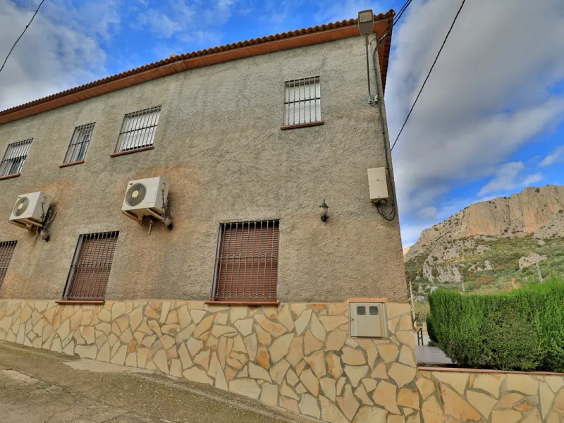 Attention entrepreneurs! Have you always dreamed of owning your own bar or opening a B&B in southern Spain? Here is the opportunity of a lifetime.   We offer you this bar with adjoining detached house that will be sold as 1 unit.   The bar is fully equipp