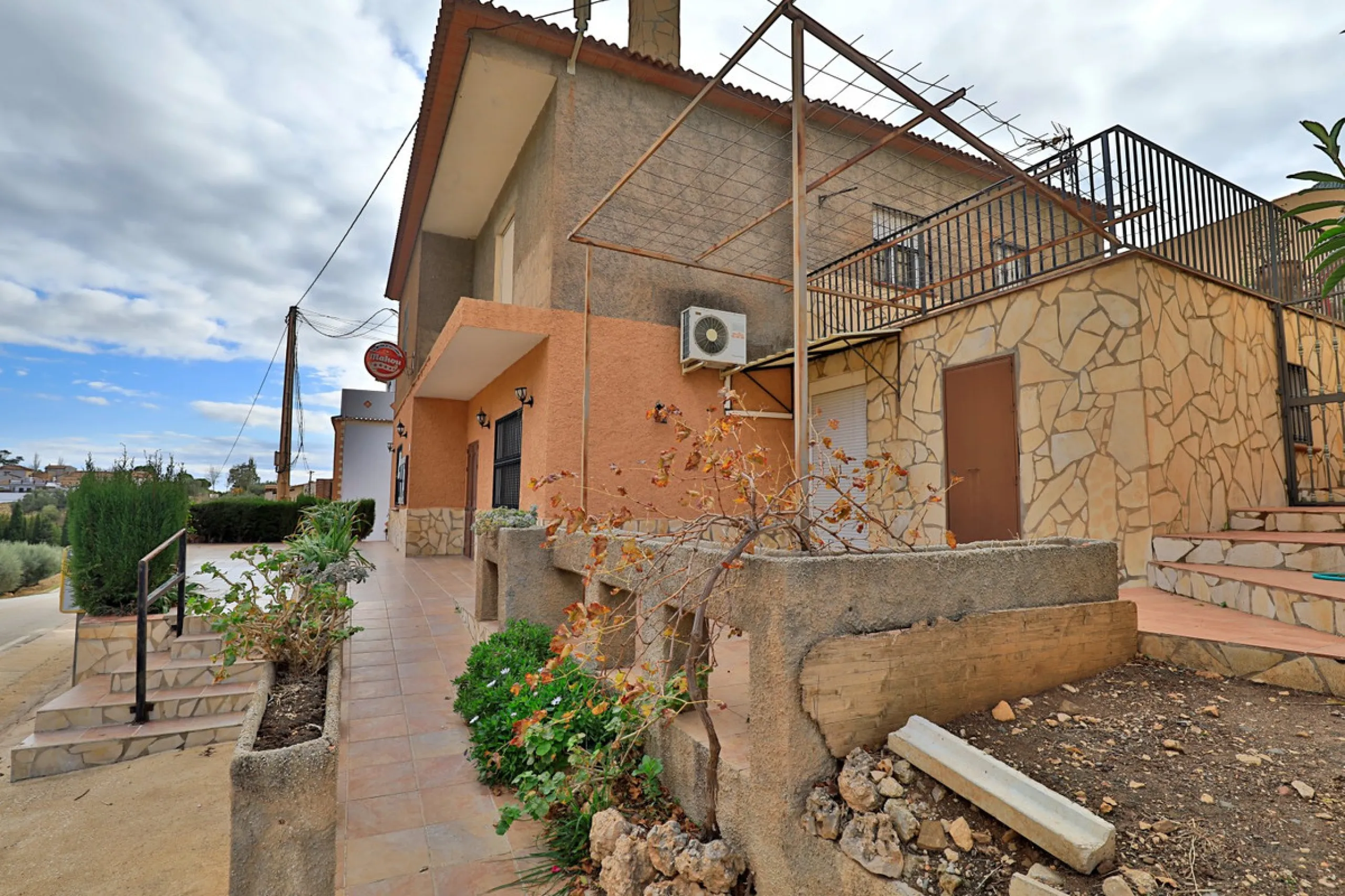 Attention entrepreneurs! Have you always dreamed of owning your own bar or opening a B&B in southern Spain? Here is the opportunity of a lifetime.   We offer you this bar with adjoining detached house that will be sold as 1 unit.   The bar is fully equipp