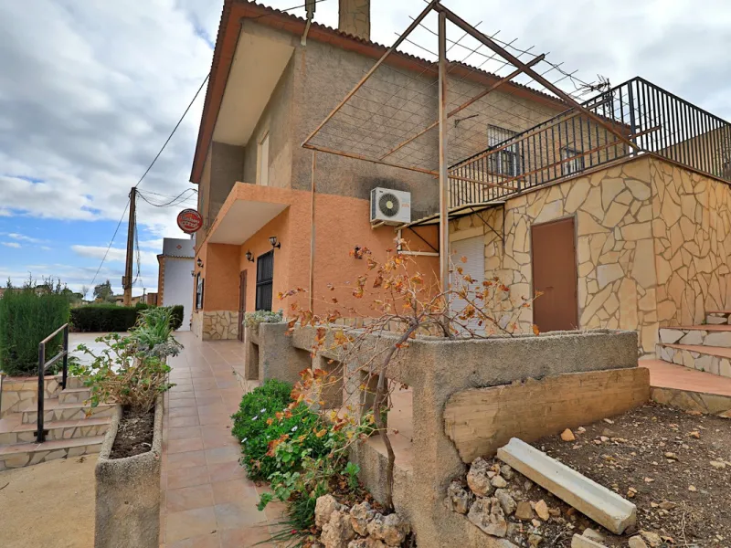 Attention entrepreneurs! Have you always dreamed of owning your own bar or opening a B&B in southern Spain? Here is the opportunity of a lifetime.   We offer you this bar with adjoining detached house that will be sold as 1 unit.   The bar is fully equipp