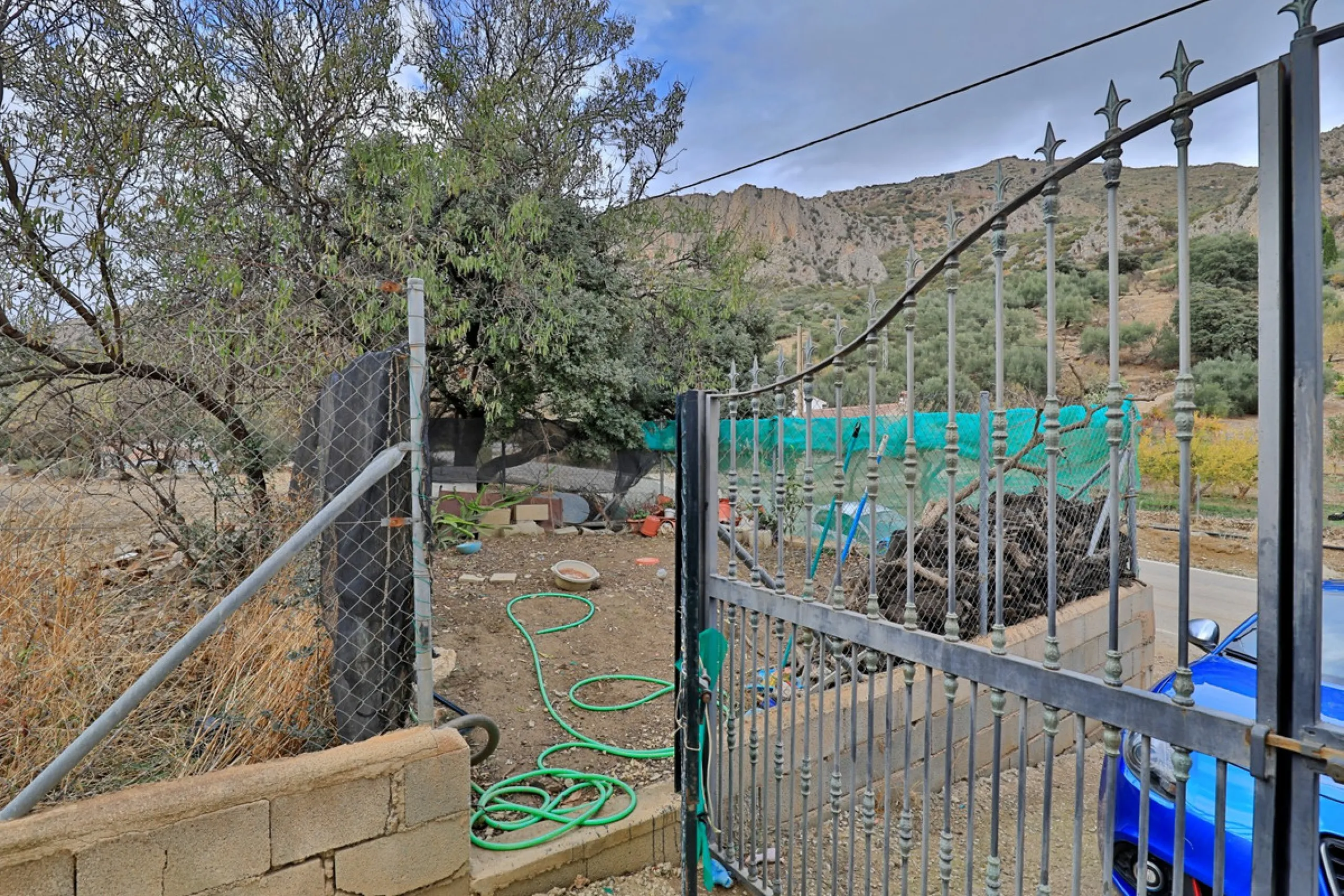 Attention entrepreneurs! Have you always dreamed of owning your own bar or opening a B&B in southern Spain? Here is the opportunity of a lifetime.   We offer you this bar with adjoining detached house that will be sold as 1 unit.   The bar is fully equipp