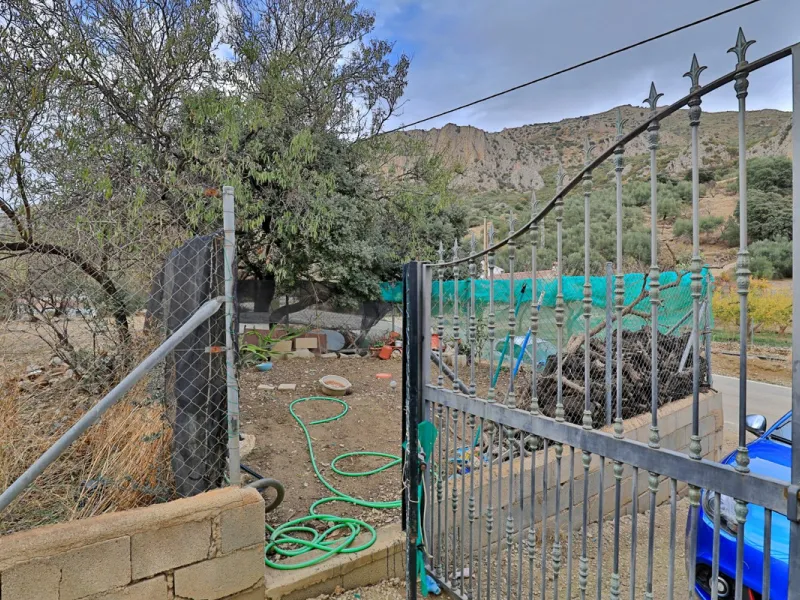 Attention entrepreneurs! Have you always dreamed of owning your own bar or opening a B&B in southern Spain? Here is the opportunity of a lifetime.   We offer you this bar with adjoining detached house that will be sold as 1 unit.   The bar is fully equipp