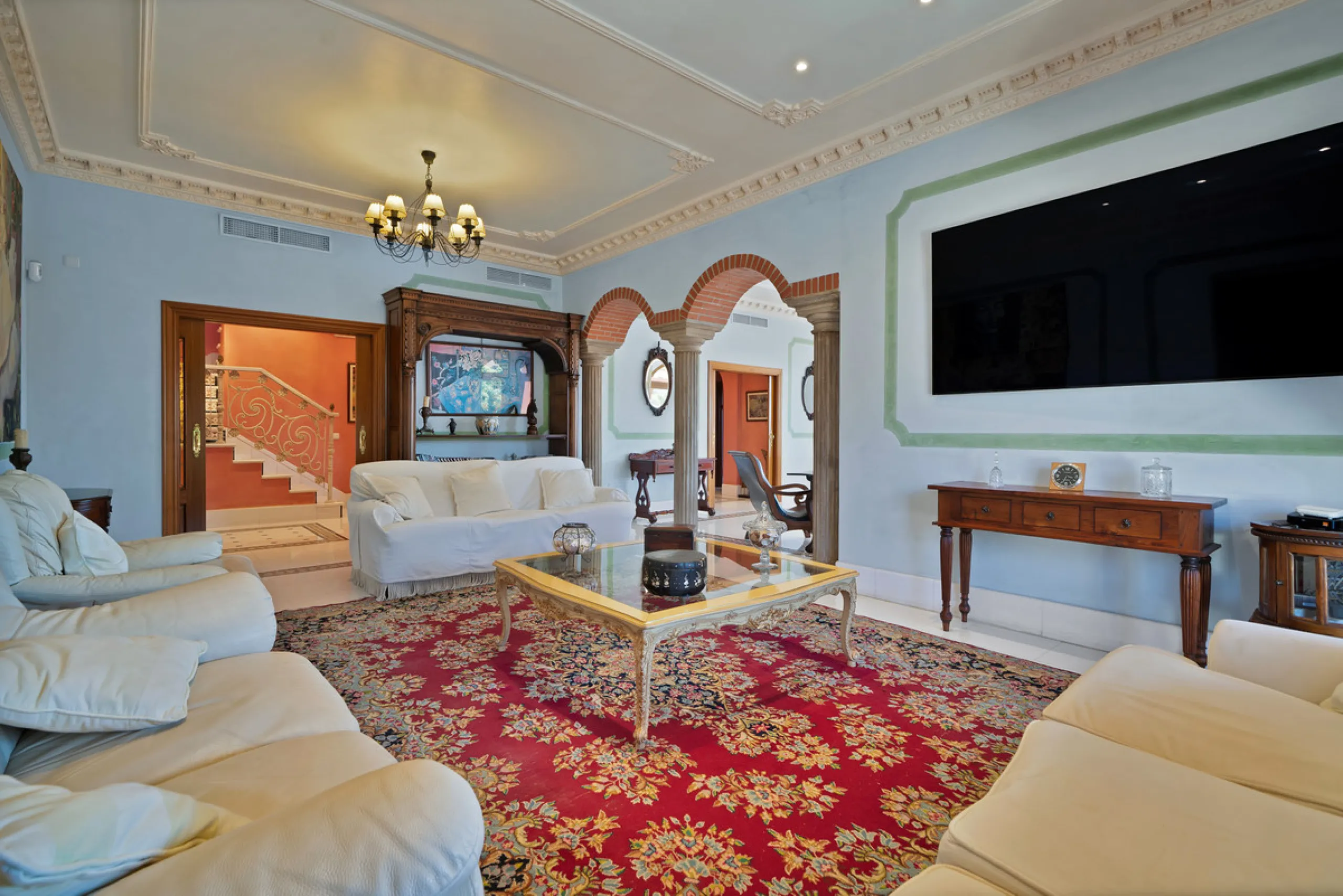 Situated beside the prestigious Guadalmina Baja, this impressive triplex penthouse is a true jewel of the Costa del Sol — perfectly blending the sophistication of Andalusian architecture, Moorish influences, and a touch of contemporary romanticism.