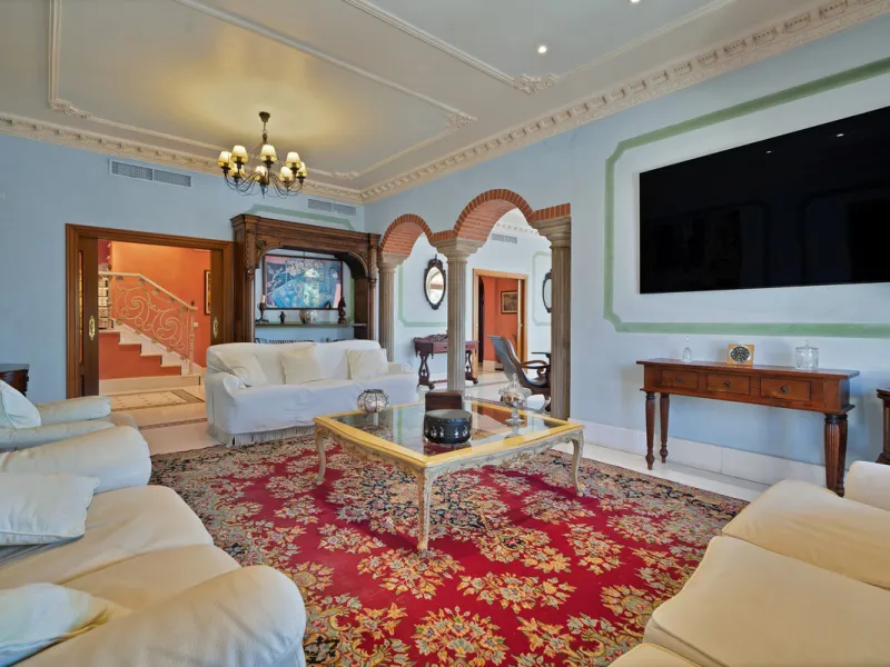 Situated beside the prestigious Guadalmina Baja, this impressive triplex penthouse is a true jewel of the Costa del Sol — perfectly blending the sophistication of Andalusian architecture, Moorish influences, and a touch of contemporary romanticism.