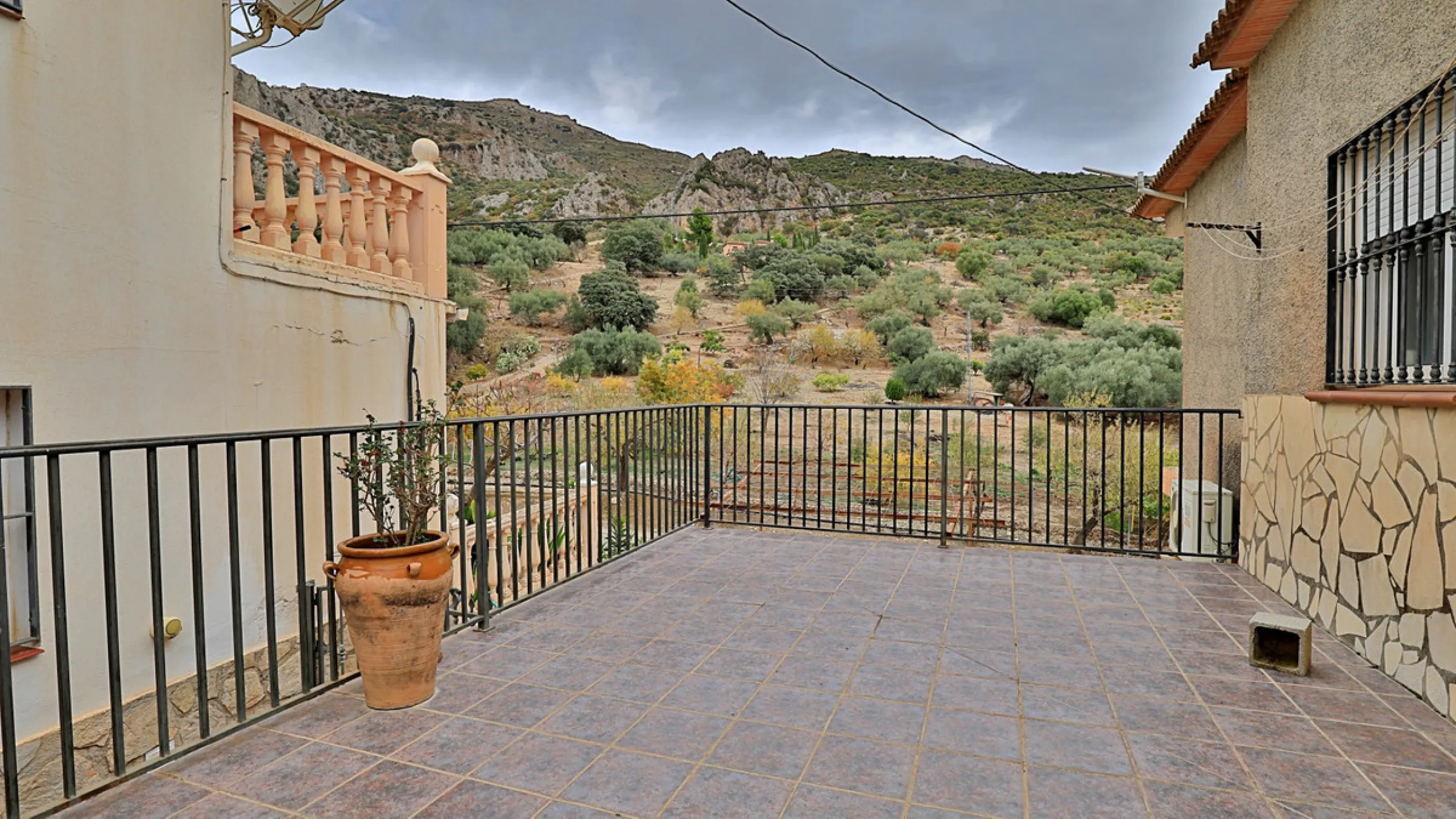 Attention entrepreneurs! Have you always dreamed of owning your own bar or opening a B&B in southern Spain? Here is the opportunity of a lifetime.   We offer you this bar with adjoining detached house that will be sold as 1 unit.   The bar is fully equipp