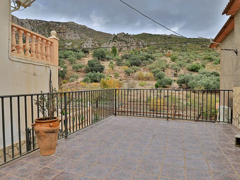 Attention entrepreneurs! Have you always dreamed of owning your own bar or opening a B&B in southern Spain? Here is the opportunity of a lifetime.   We offer you this bar with adjoining detached house that will be sold as 1 unit.   The bar is fully equipp