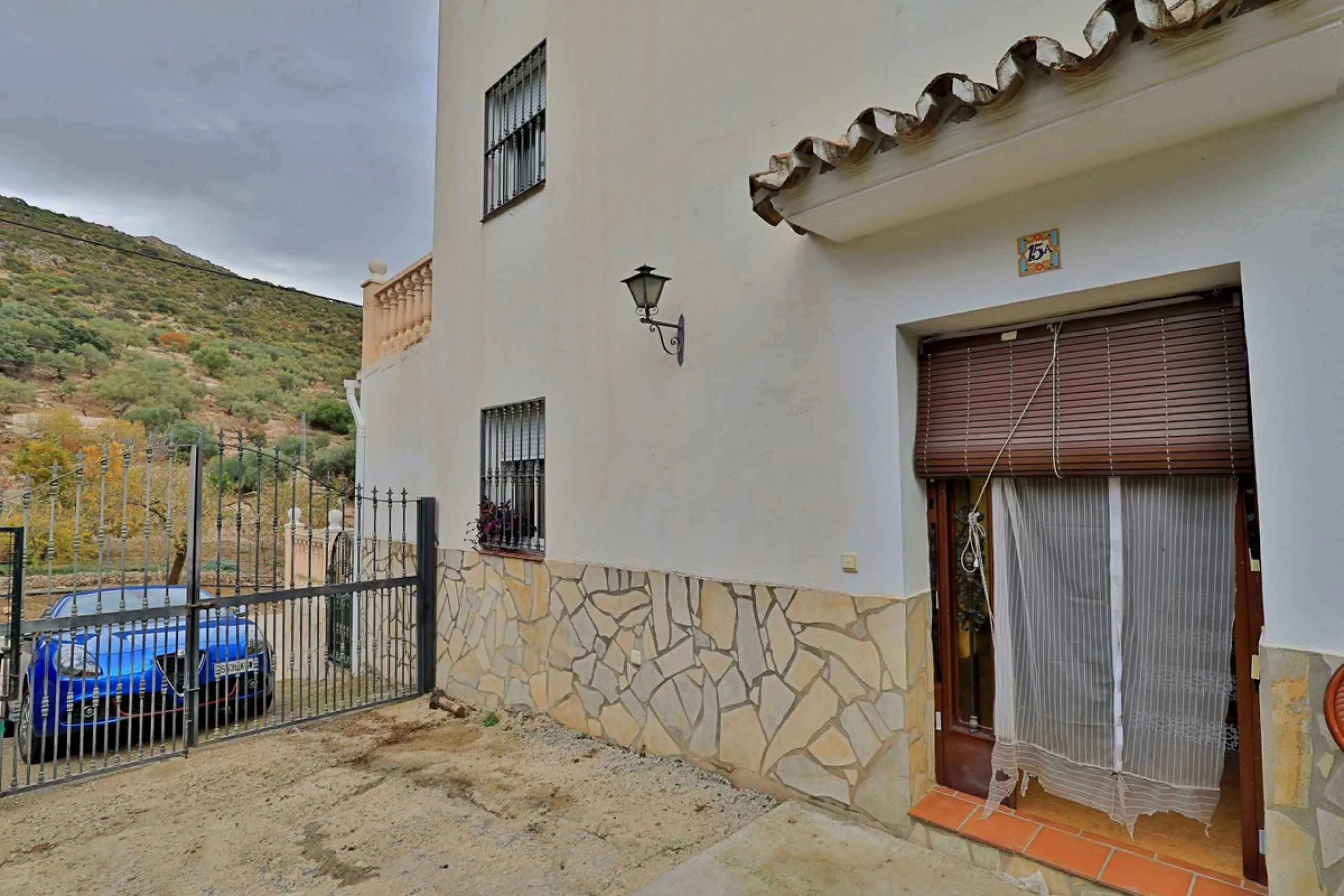 Attention entrepreneurs! Have you always dreamed of owning your own bar or opening a B&B in southern Spain? Here is the opportunity of a lifetime.   We offer you this bar with adjoining detached house that will be sold as 1 unit.   The bar is fully equipp