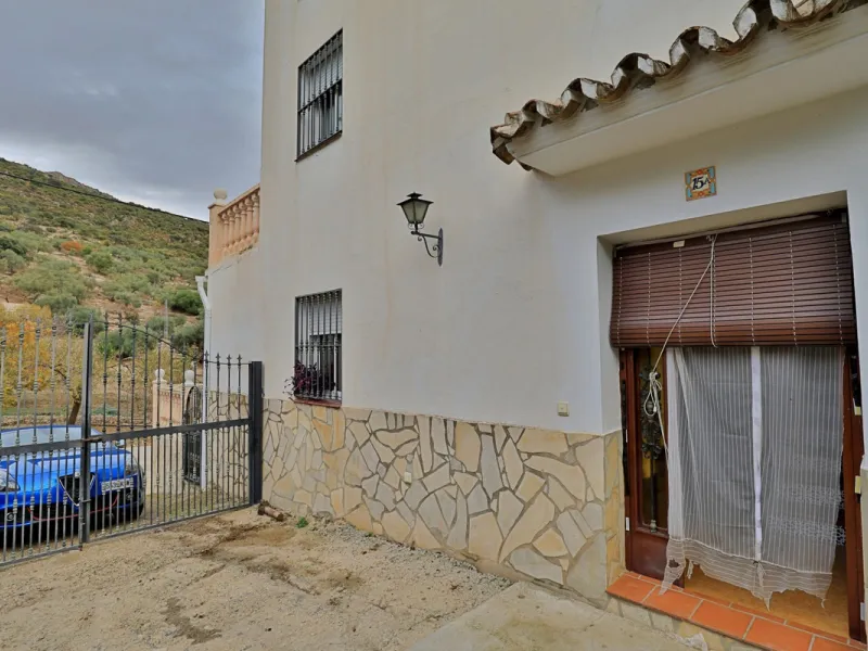 Attention entrepreneurs! Have you always dreamed of owning your own bar or opening a B&B in southern Spain? Here is the opportunity of a lifetime.   We offer you this bar with adjoining detached house that will be sold as 1 unit.   The bar is fully equipp