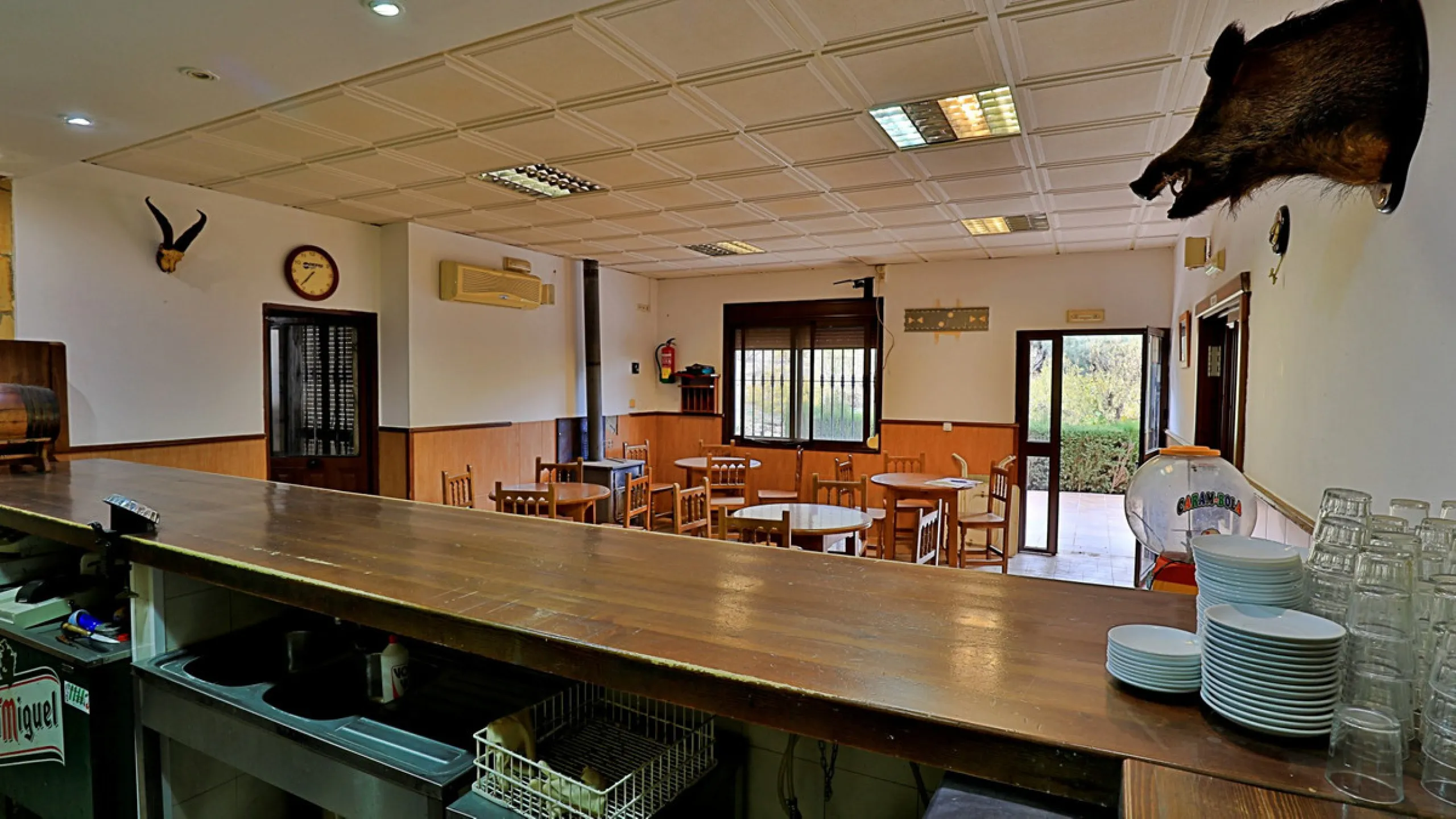 Attention entrepreneurs! Have you always dreamed of owning your own bar or opening a B&B in southern Spain? Here is the opportunity of a lifetime.   We offer you this bar with adjoining detached house that will be sold as 1 unit.   The bar is fully equipp