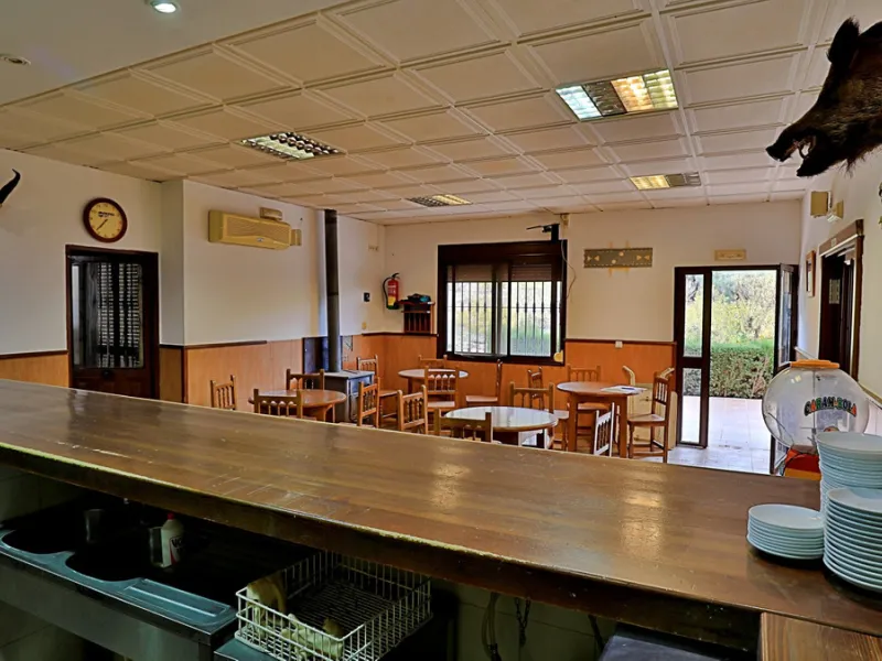 Attention entrepreneurs! Have you always dreamed of owning your own bar or opening a B&B in southern Spain? Here is the opportunity of a lifetime.   We offer you this bar with adjoining detached house that will be sold as 1 unit.   The bar is fully equipp