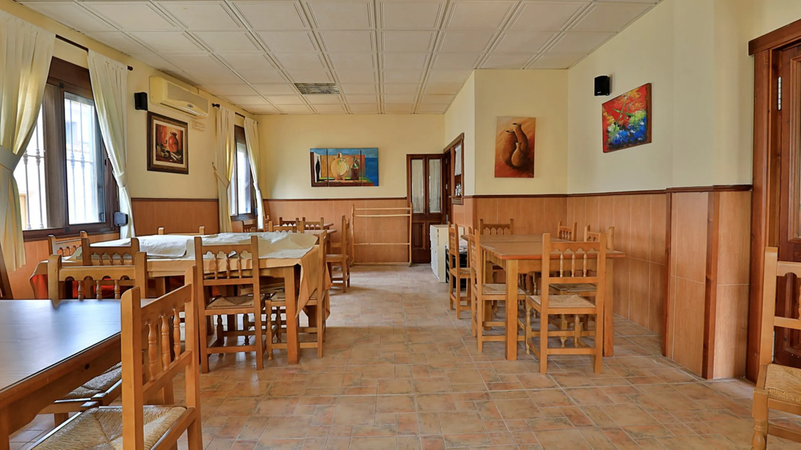 Attention entrepreneurs! Have you always dreamed of owning your own bar or opening a B&B in southern Spain? Here is the opportunity of a lifetime.   We offer you this bar with adjoining detached house that will be sold as 1 unit.   The bar is fully equipp