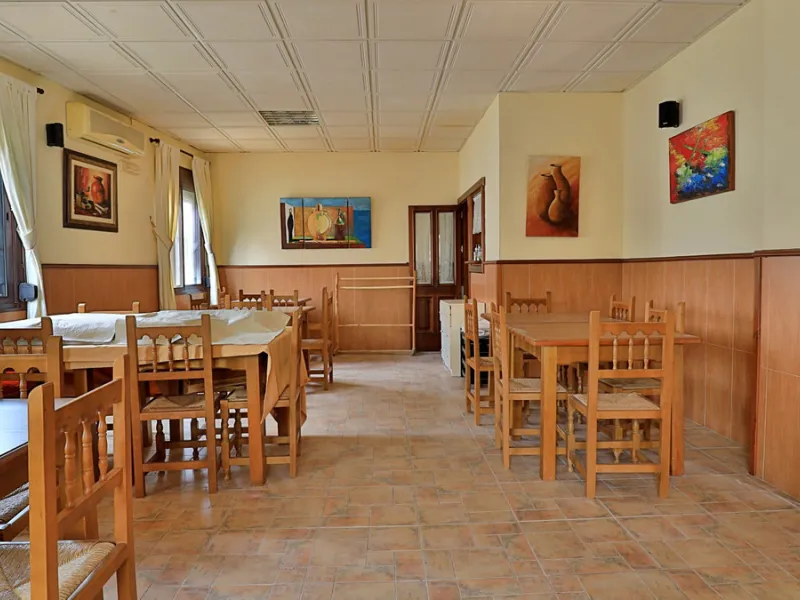 Attention entrepreneurs! Have you always dreamed of owning your own bar or opening a B&B in southern Spain? Here is the opportunity of a lifetime.   We offer you this bar with adjoining detached house that will be sold as 1 unit.   The bar is fully equipp