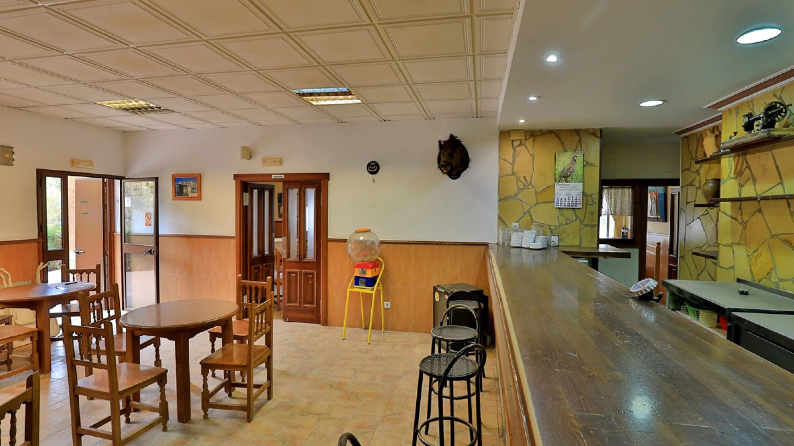 Attention entrepreneurs! Have you always dreamed of owning your own bar or opening a B&B in southern Spain? Here is the opportunity of a lifetime.   We offer you this bar with adjoining detached house that will be sold as 1 unit.   The bar is fully equipp