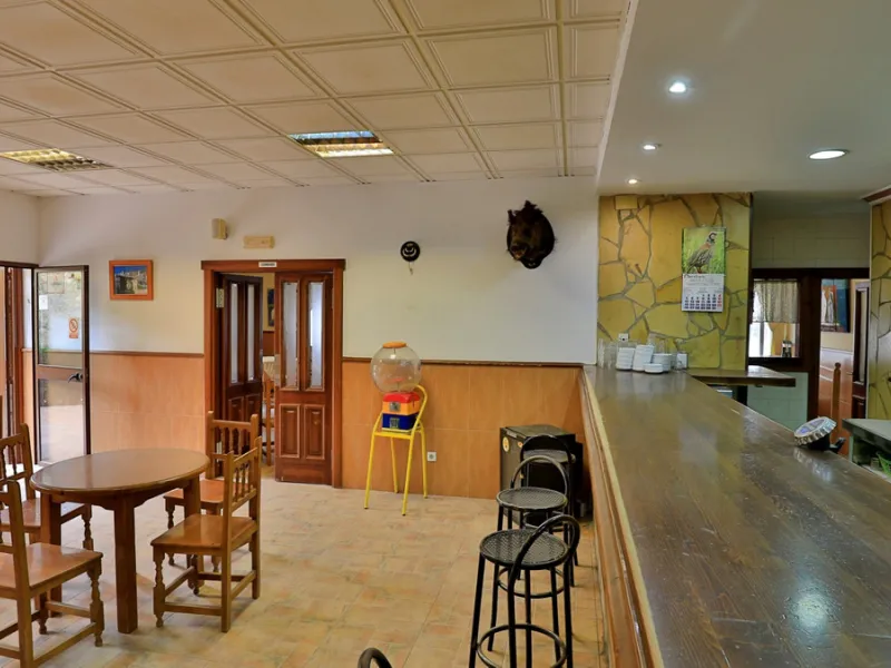 Attention entrepreneurs! Have you always dreamed of owning your own bar or opening a B&B in southern Spain? Here is the opportunity of a lifetime.   We offer you this bar with adjoining detached house that will be sold as 1 unit.   The bar is fully equipp