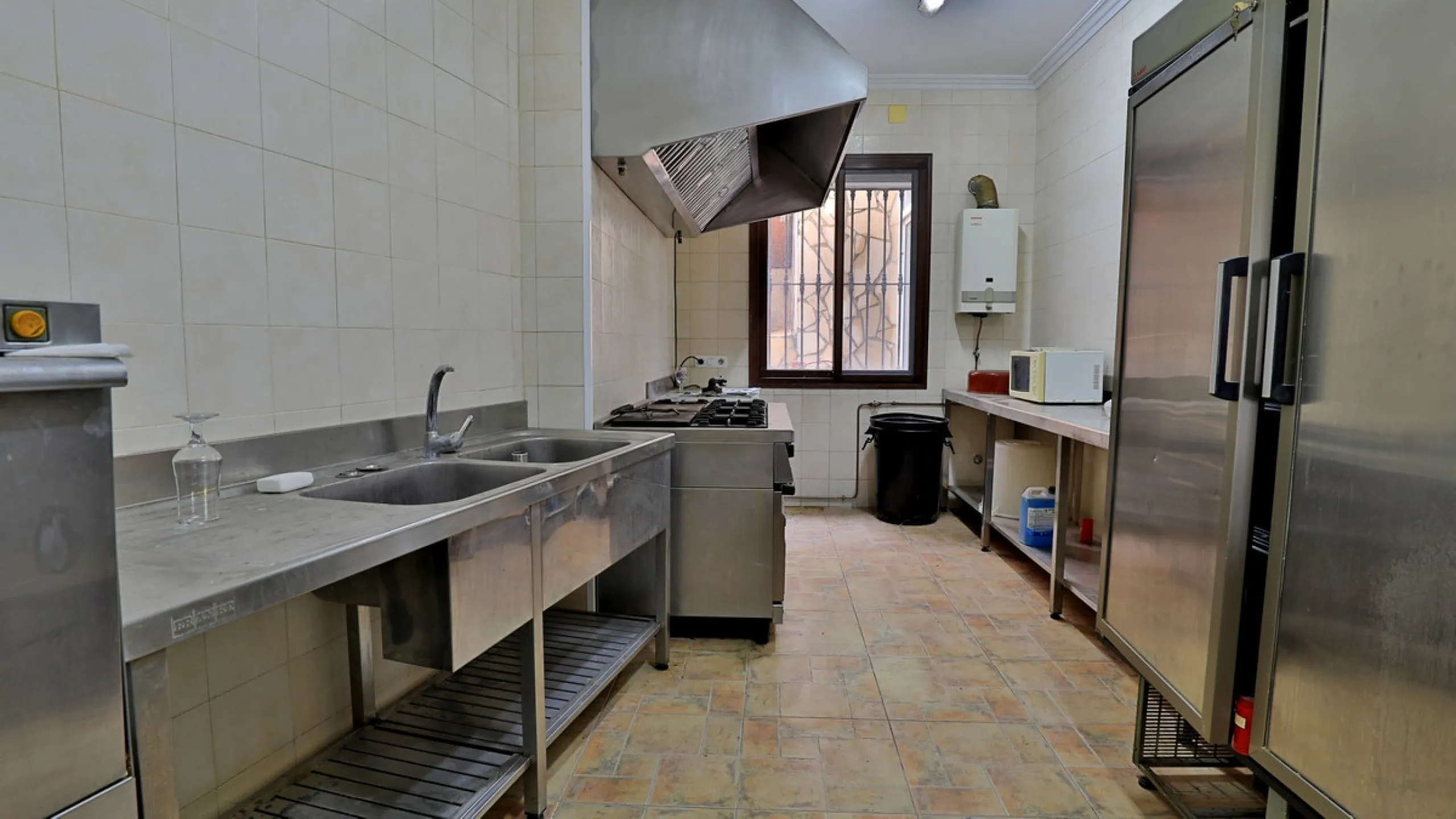 Attention entrepreneurs! Have you always dreamed of owning your own bar or opening a B&B in southern Spain? Here is the opportunity of a lifetime.   We offer you this bar with adjoining detached house that will be sold as 1 unit.   The bar is fully equipp