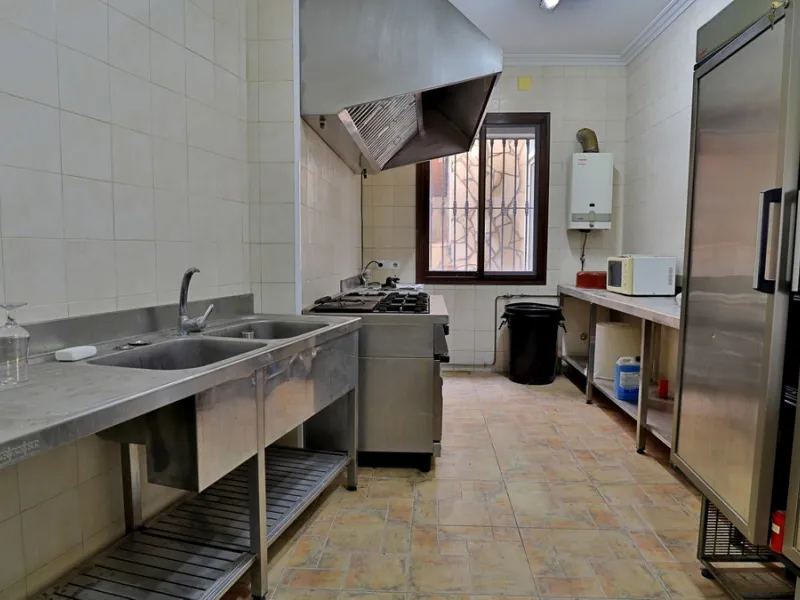 Attention entrepreneurs! Have you always dreamed of owning your own bar or opening a B&B in southern Spain? Here is the opportunity of a lifetime.   We offer you this bar with adjoining detached house that will be sold as 1 unit.   The bar is fully equipp