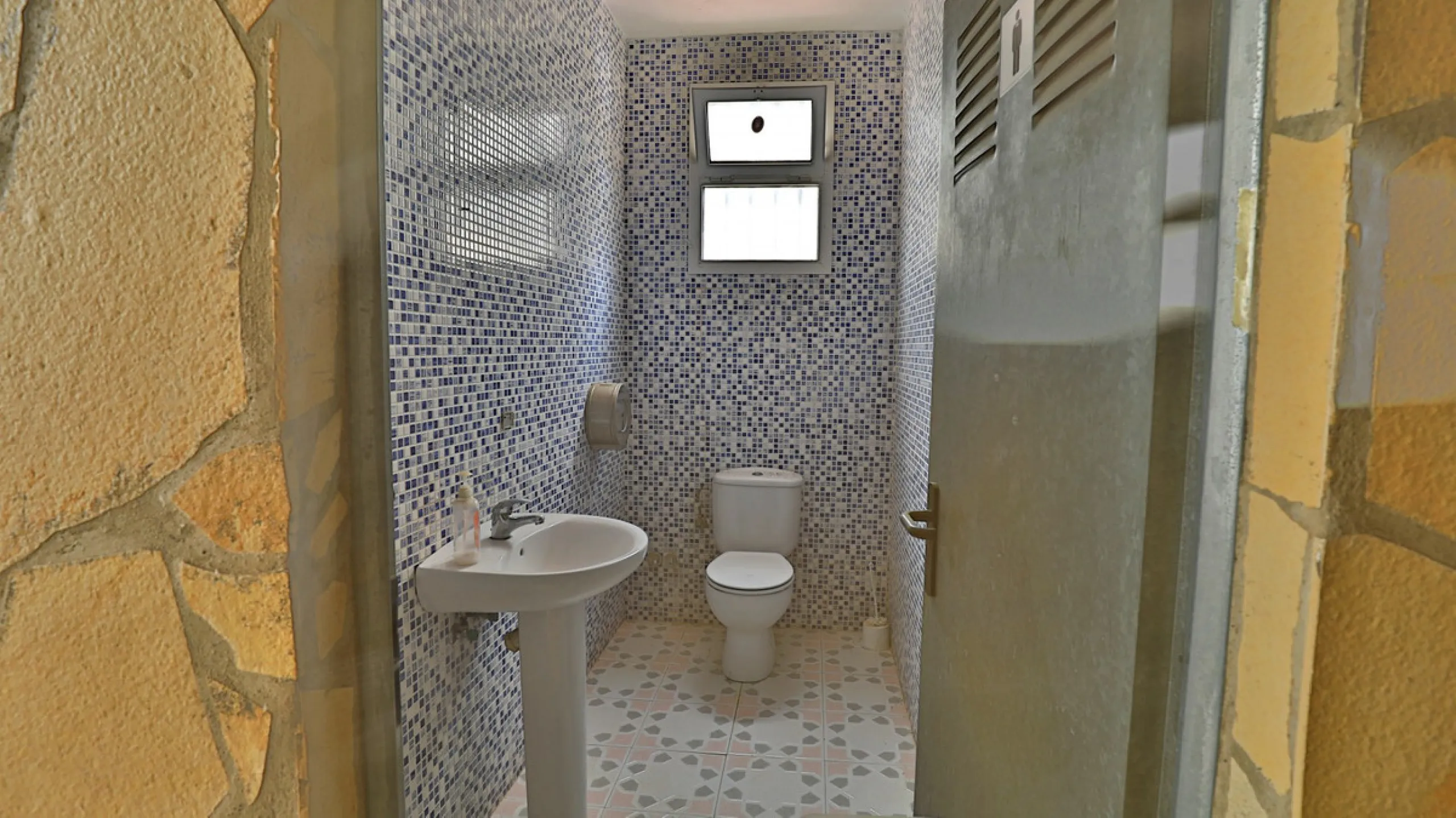 Attention entrepreneurs! Have you always dreamed of owning your own bar or opening a B&B in southern Spain? Here is the opportunity of a lifetime.   We offer you this bar with adjoining detached house that will be sold as 1 unit.   The bar is fully equipp