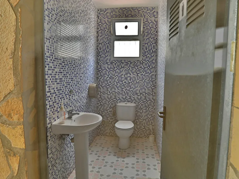 Attention entrepreneurs! Have you always dreamed of owning your own bar or opening a B&B in southern Spain? Here is the opportunity of a lifetime.   We offer you this bar with adjoining detached house that will be sold as 1 unit.   The bar is fully equipp