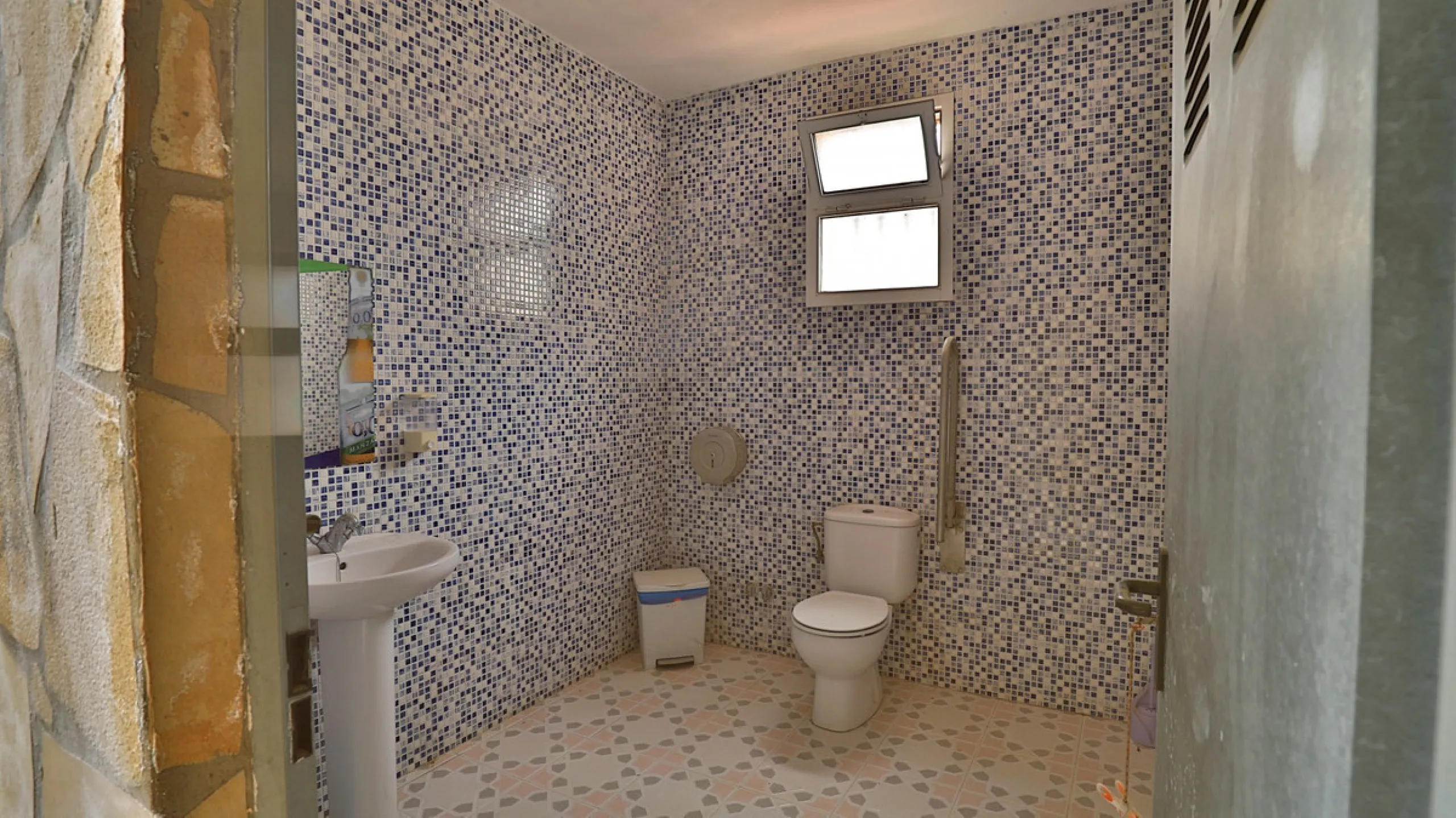 Attention entrepreneurs! Have you always dreamed of owning your own bar or opening a B&B in southern Spain? Here is the opportunity of a lifetime.   We offer you this bar with adjoining detached house that will be sold as 1 unit.   The bar is fully equipp