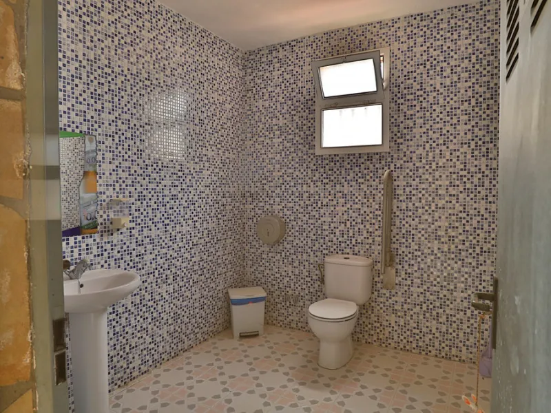 Attention entrepreneurs! Have you always dreamed of owning your own bar or opening a B&B in southern Spain? Here is the opportunity of a lifetime.   We offer you this bar with adjoining detached house that will be sold as 1 unit.   The bar is fully equipp