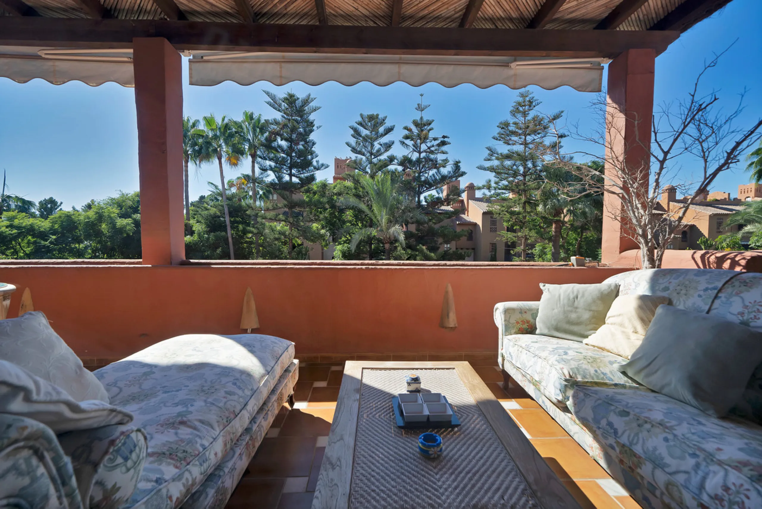 Situated beside the prestigious Guadalmina Baja, this impressive triplex penthouse is a true jewel of the Costa del Sol — perfectly blending the sophistication of Andalusian architecture, Moorish influences, and a touch of contemporary romanticism.