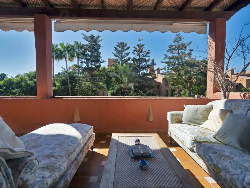 Situated beside the prestigious Guadalmina Baja, this impressive triplex penthouse is a true jewel of the Costa del Sol — perfectly blending the sophistication of Andalusian architecture, Moorish influences, and a touch of contemporary romanticism.