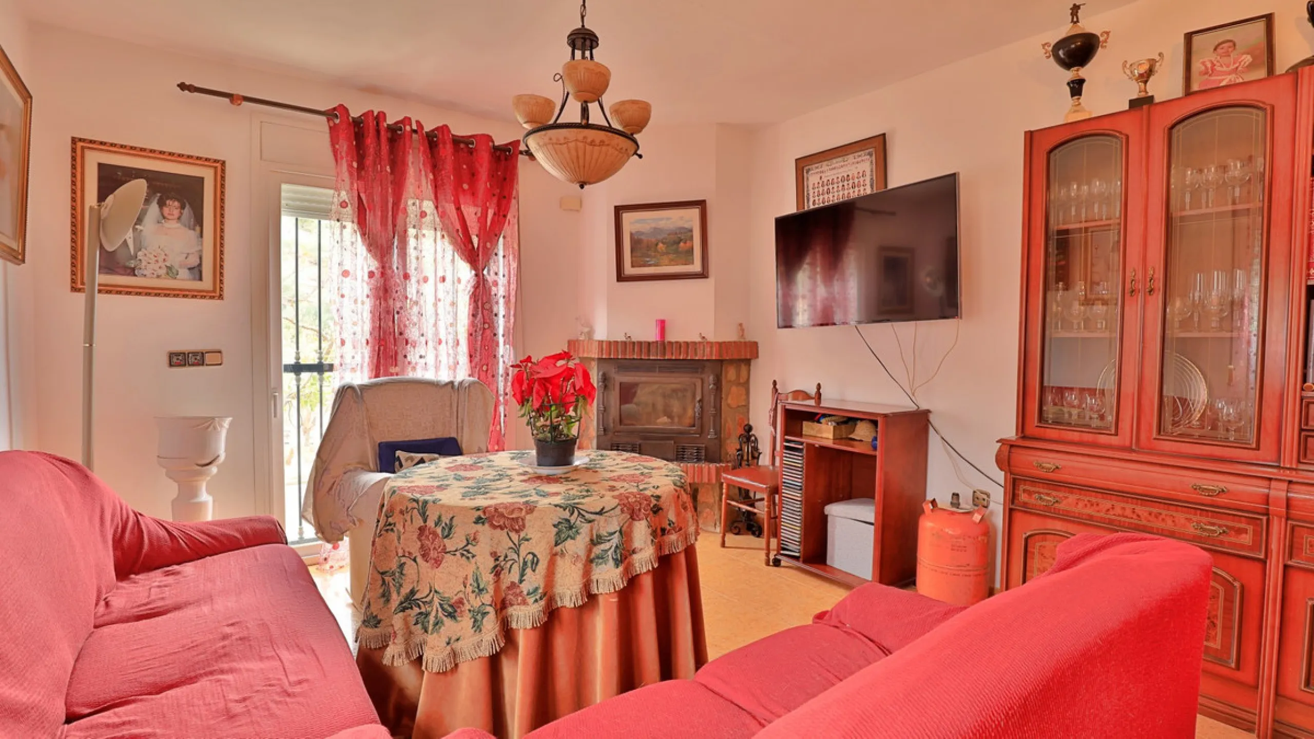 Attention entrepreneurs! Have you always dreamed of owning your own bar or opening a B&B in southern Spain? Here is the opportunity of a lifetime.   We offer you this bar with adjoining detached house that will be sold as 1 unit.   The bar is fully equipp