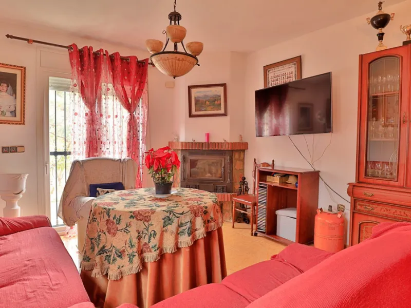 Attention entrepreneurs! Have you always dreamed of owning your own bar or opening a B&B in southern Spain? Here is the opportunity of a lifetime.   We offer you this bar with adjoining detached house that will be sold as 1 unit.   The bar is fully equipp