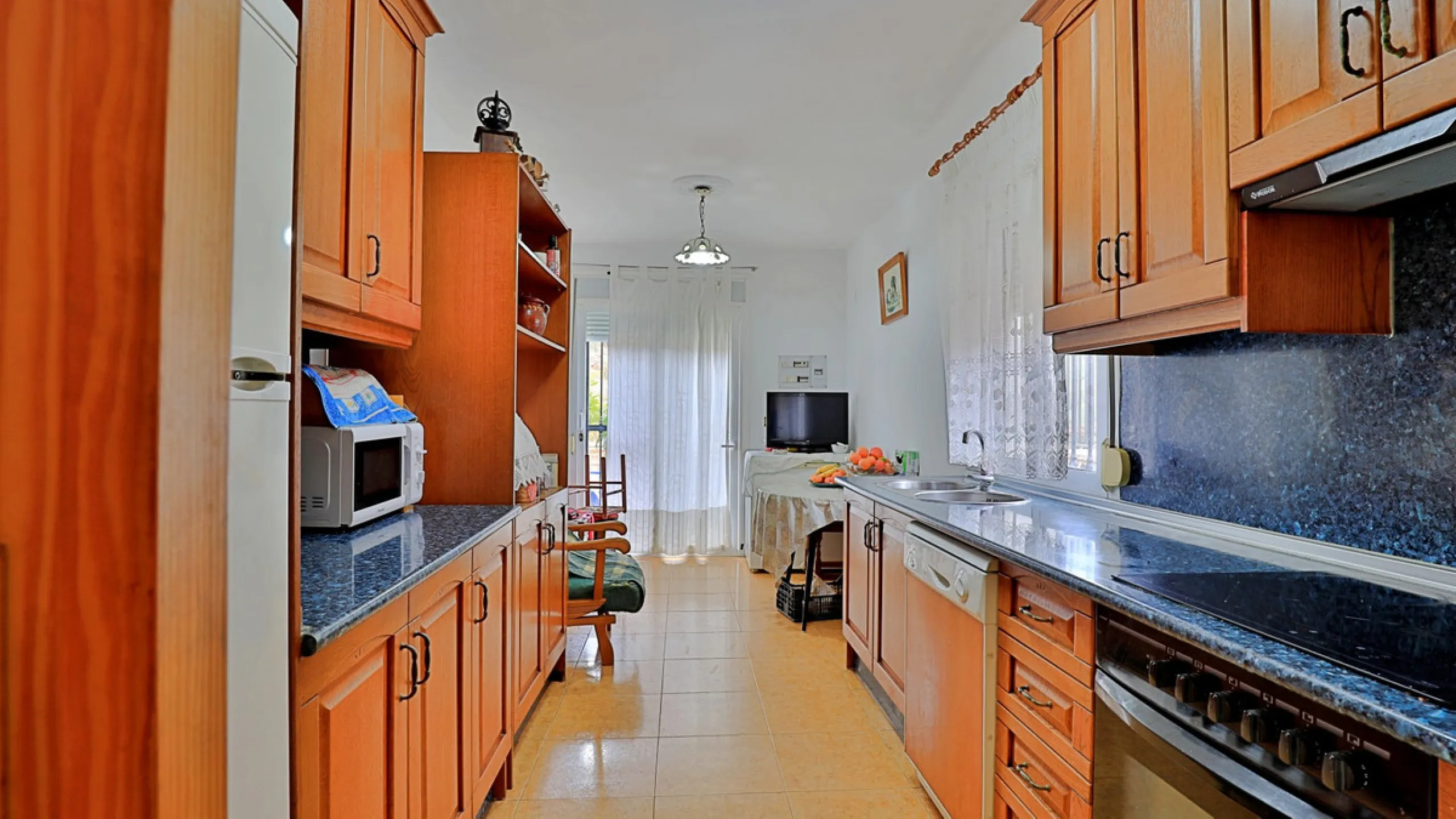 Attention entrepreneurs! Have you always dreamed of owning your own bar or opening a B&B in southern Spain? Here is the opportunity of a lifetime.   We offer you this bar with adjoining detached house that will be sold as 1 unit.   The bar is fully equipp