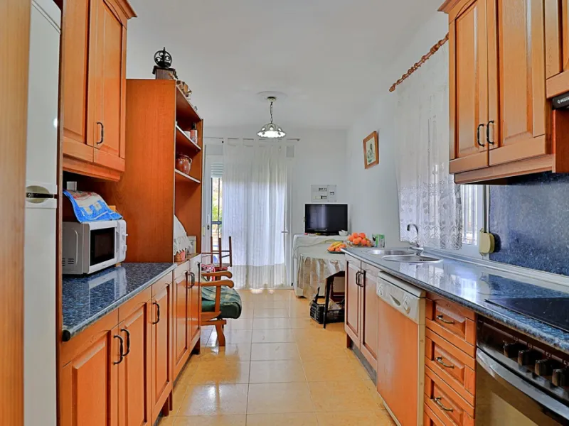 Attention entrepreneurs! Have you always dreamed of owning your own bar or opening a B&B in southern Spain? Here is the opportunity of a lifetime.   We offer you this bar with adjoining detached house that will be sold as 1 unit.   The bar is fully equipp