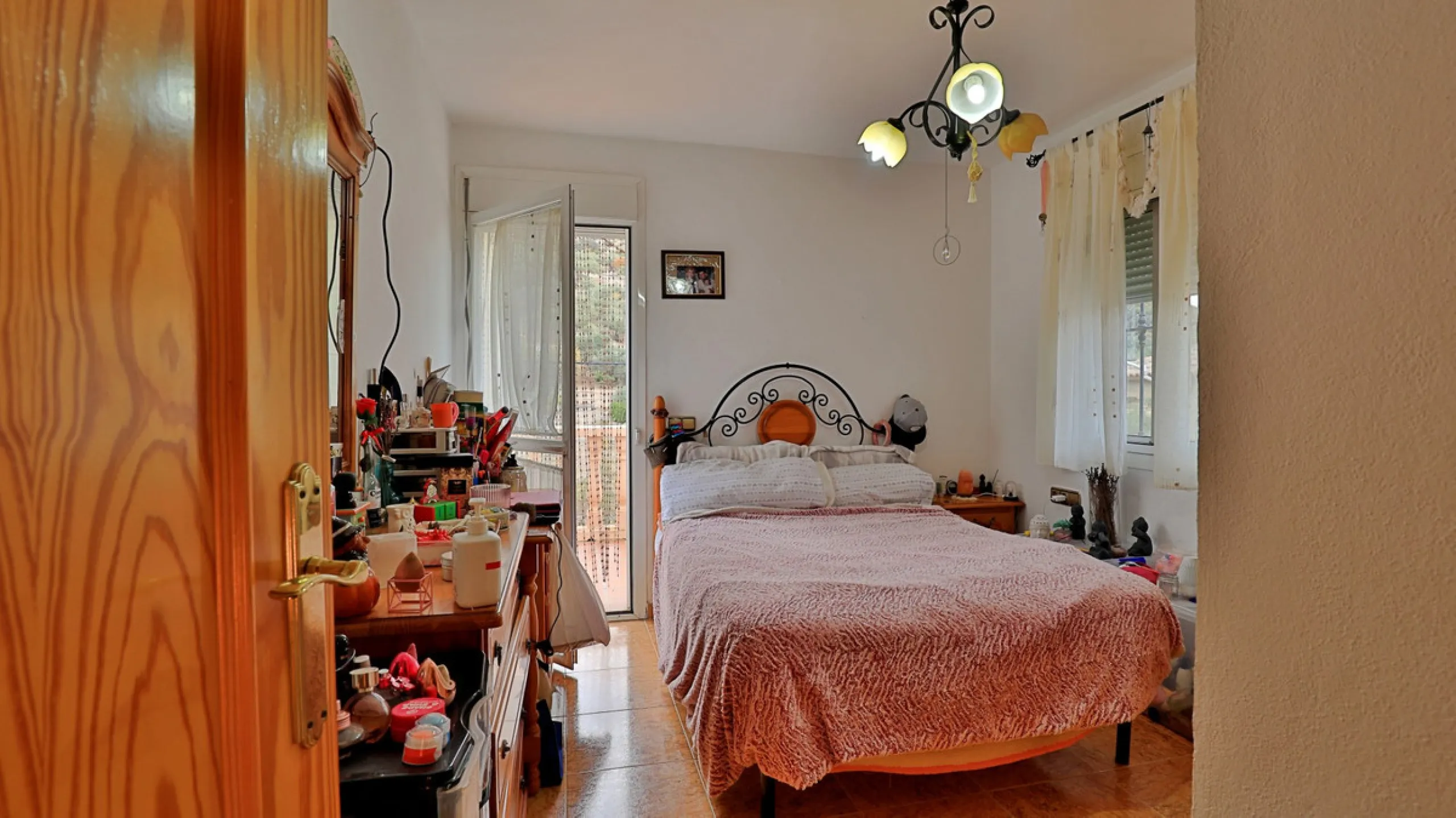 Attention entrepreneurs! Have you always dreamed of owning your own bar or opening a B&B in southern Spain? Here is the opportunity of a lifetime.   We offer you this bar with adjoining detached house that will be sold as 1 unit.   The bar is fully equipp