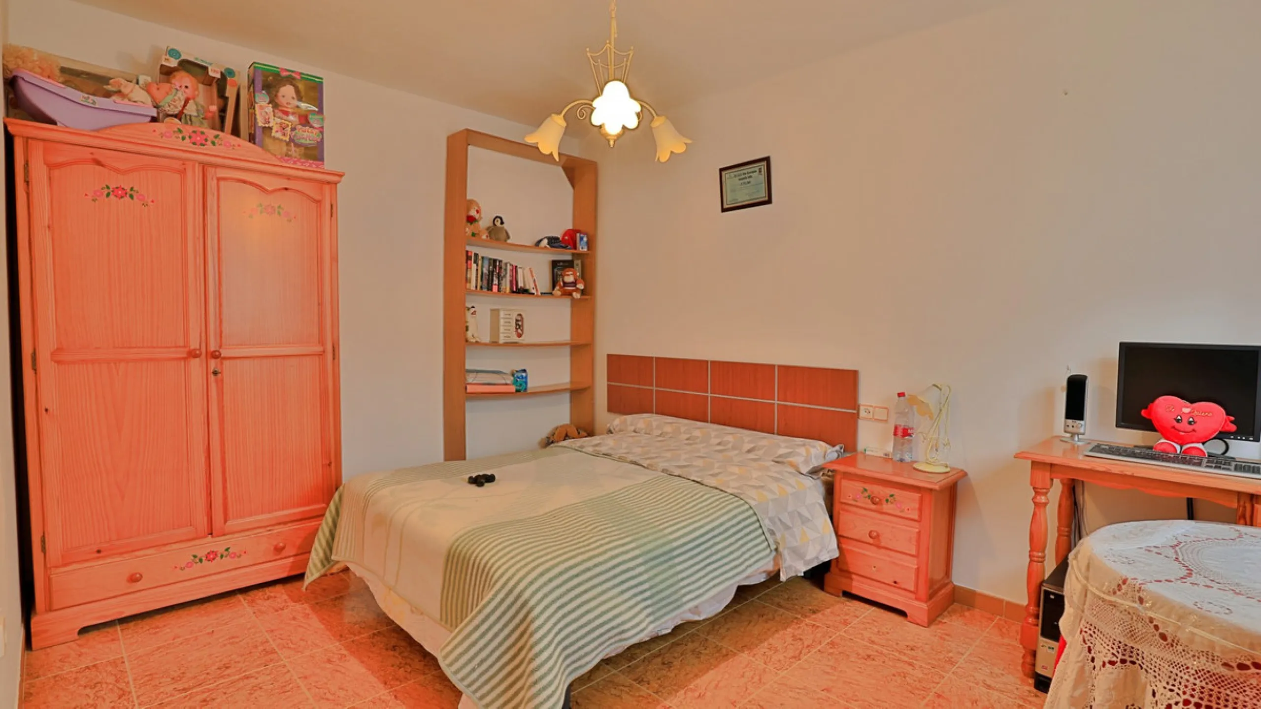 Attention entrepreneurs! Have you always dreamed of owning your own bar or opening a B&B in southern Spain? Here is the opportunity of a lifetime.   We offer you this bar with adjoining detached house that will be sold as 1 unit.   The bar is fully equipp