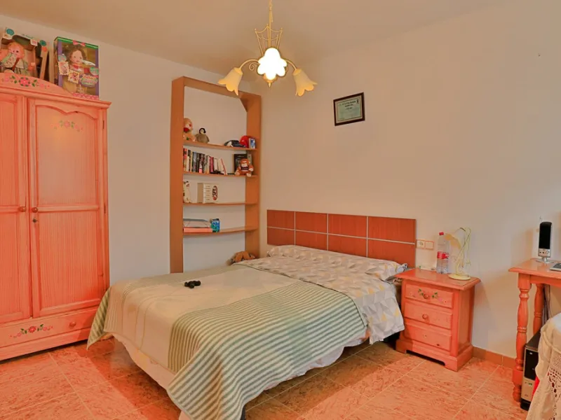Attention entrepreneurs! Have you always dreamed of owning your own bar or opening a B&B in southern Spain? Here is the opportunity of a lifetime.   We offer you this bar with adjoining detached house that will be sold as 1 unit.   The bar is fully equipp
