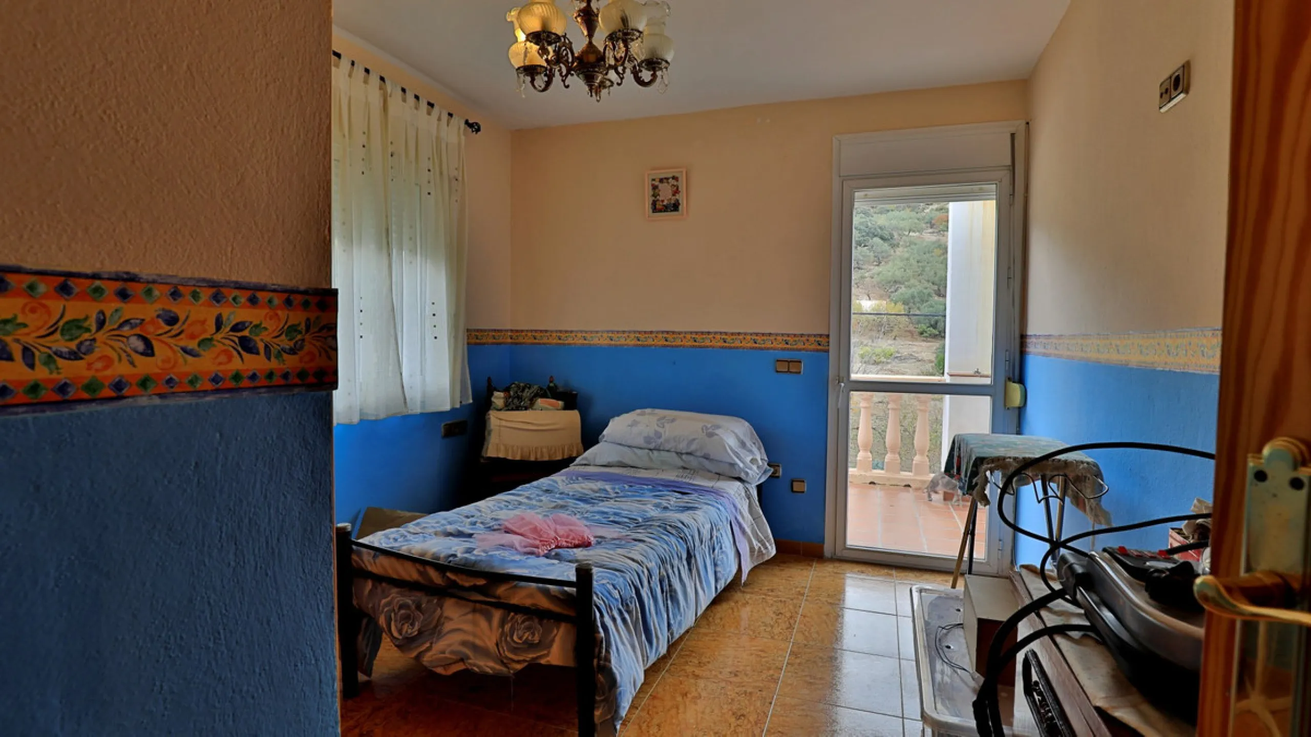 Attention entrepreneurs! Have you always dreamed of owning your own bar or opening a B&B in southern Spain? Here is the opportunity of a lifetime.   We offer you this bar with adjoining detached house that will be sold as 1 unit.   The bar is fully equipp