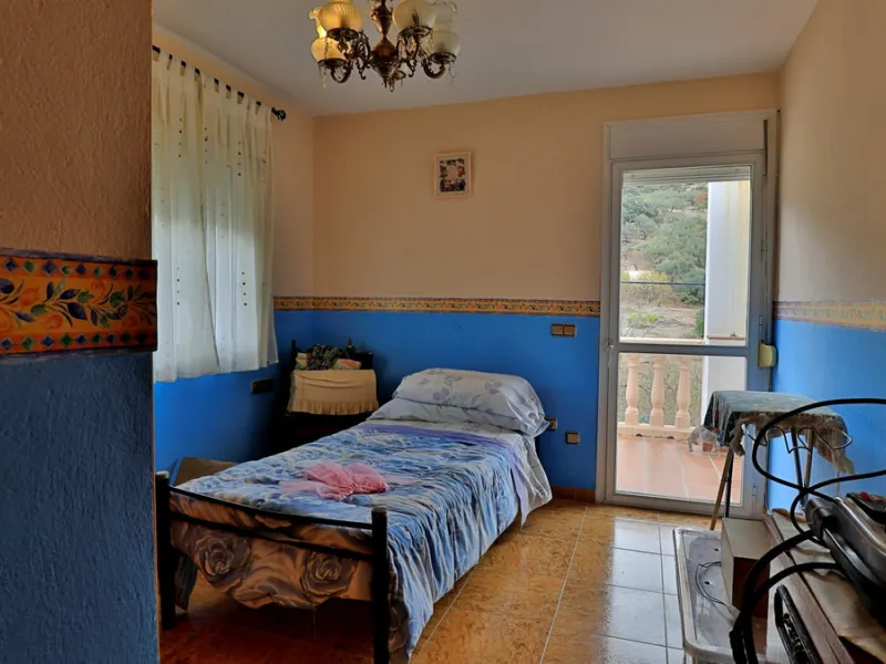 Attention entrepreneurs! Have you always dreamed of owning your own bar or opening a B&B in southern Spain? Here is the opportunity of a lifetime.   We offer you this bar with adjoining detached house that will be sold as 1 unit.   The bar is fully equipp