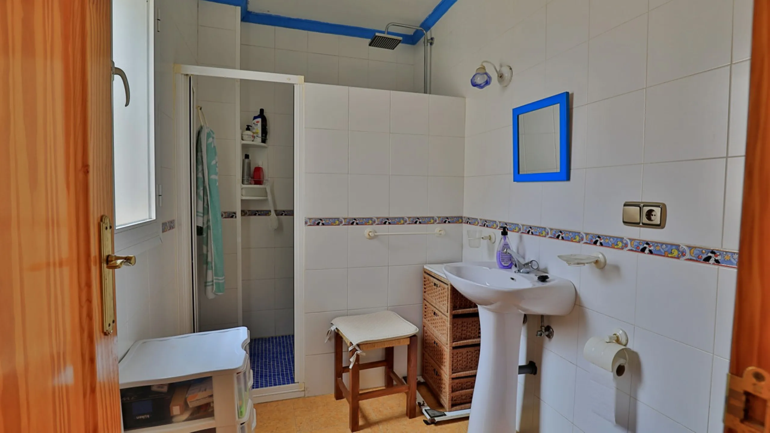 Attention entrepreneurs! Have you always dreamed of owning your own bar or opening a B&B in southern Spain? Here is the opportunity of a lifetime.   We offer you this bar with adjoining detached house that will be sold as 1 unit.   The bar is fully equipp