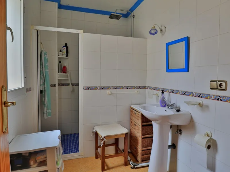 Attention entrepreneurs! Have you always dreamed of owning your own bar or opening a B&B in southern Spain? Here is the opportunity of a lifetime.   We offer you this bar with adjoining detached house that will be sold as 1 unit.   The bar is fully equipp