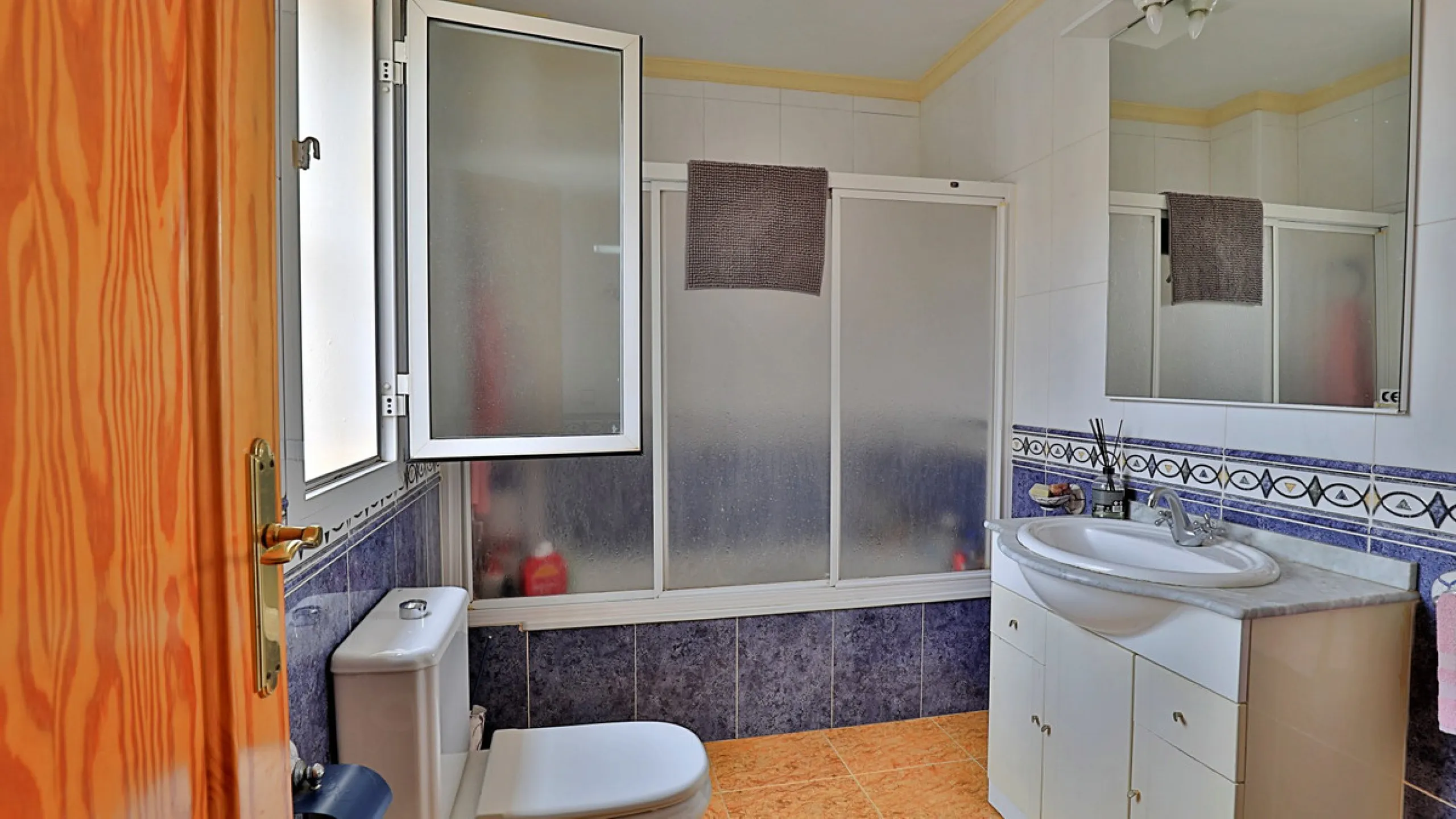 Attention entrepreneurs! Have you always dreamed of owning your own bar or opening a B&B in southern Spain? Here is the opportunity of a lifetime.   We offer you this bar with adjoining detached house that will be sold as 1 unit.   The bar is fully equipp