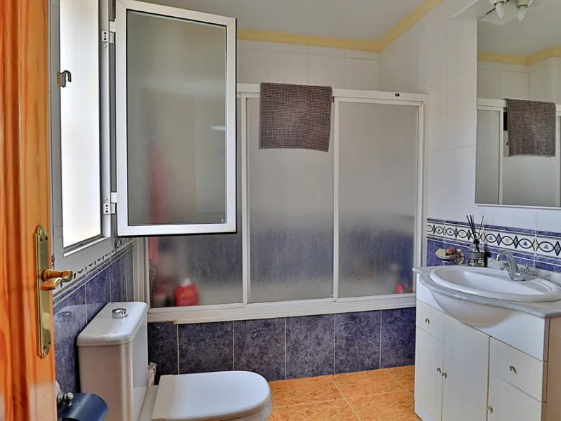Attention entrepreneurs! Have you always dreamed of owning your own bar or opening a B&B in southern Spain? Here is the opportunity of a lifetime.   We offer you this bar with adjoining detached house that will be sold as 1 unit.   The bar is fully equipp