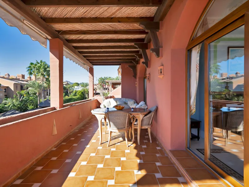 Situated beside the prestigious Guadalmina Baja, this impressive triplex penthouse is a true jewel of the Costa del Sol — perfectly blending the sophistication of Andalusian architecture, Moorish influences, and a touch of contemporary romanticism.