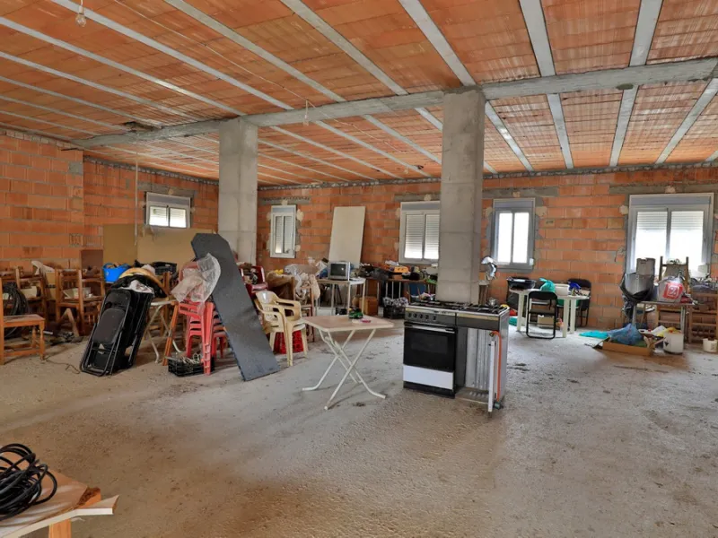 Attention entrepreneurs! Have you always dreamed of owning your own bar or opening a B&B in southern Spain? Here is the opportunity of a lifetime.   We offer you this bar with adjoining detached house that will be sold as 1 unit.   The bar is fully equipp