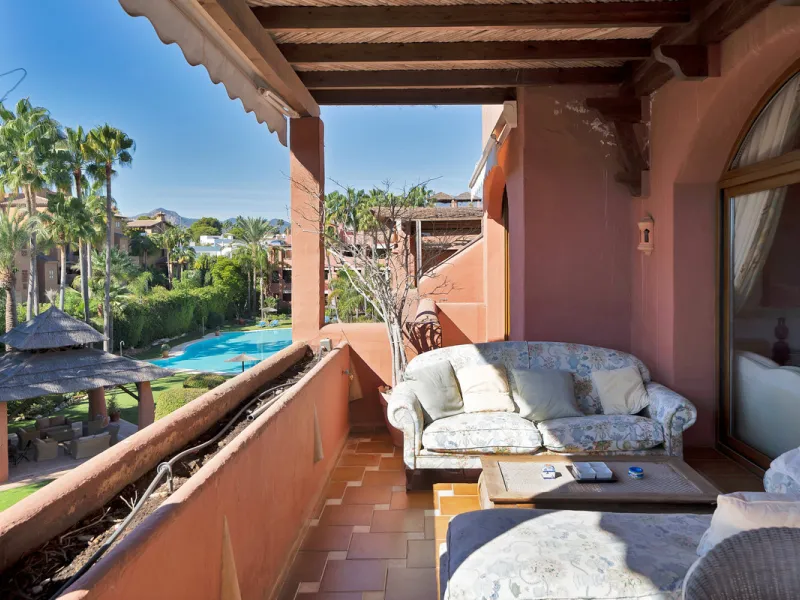 Situated beside the prestigious Guadalmina Baja, this impressive triplex penthouse is a true jewel of the Costa del Sol — perfectly blending the sophistication of Andalusian architecture, Moorish influences, and a touch of contemporary romanticism.