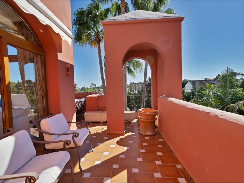 Situated beside the prestigious Guadalmina Baja, this impressive triplex penthouse is a true jewel of the Costa del Sol — perfectly blending the sophistication of Andalusian architecture, Moorish influences, and a touch of contemporary romanticism.