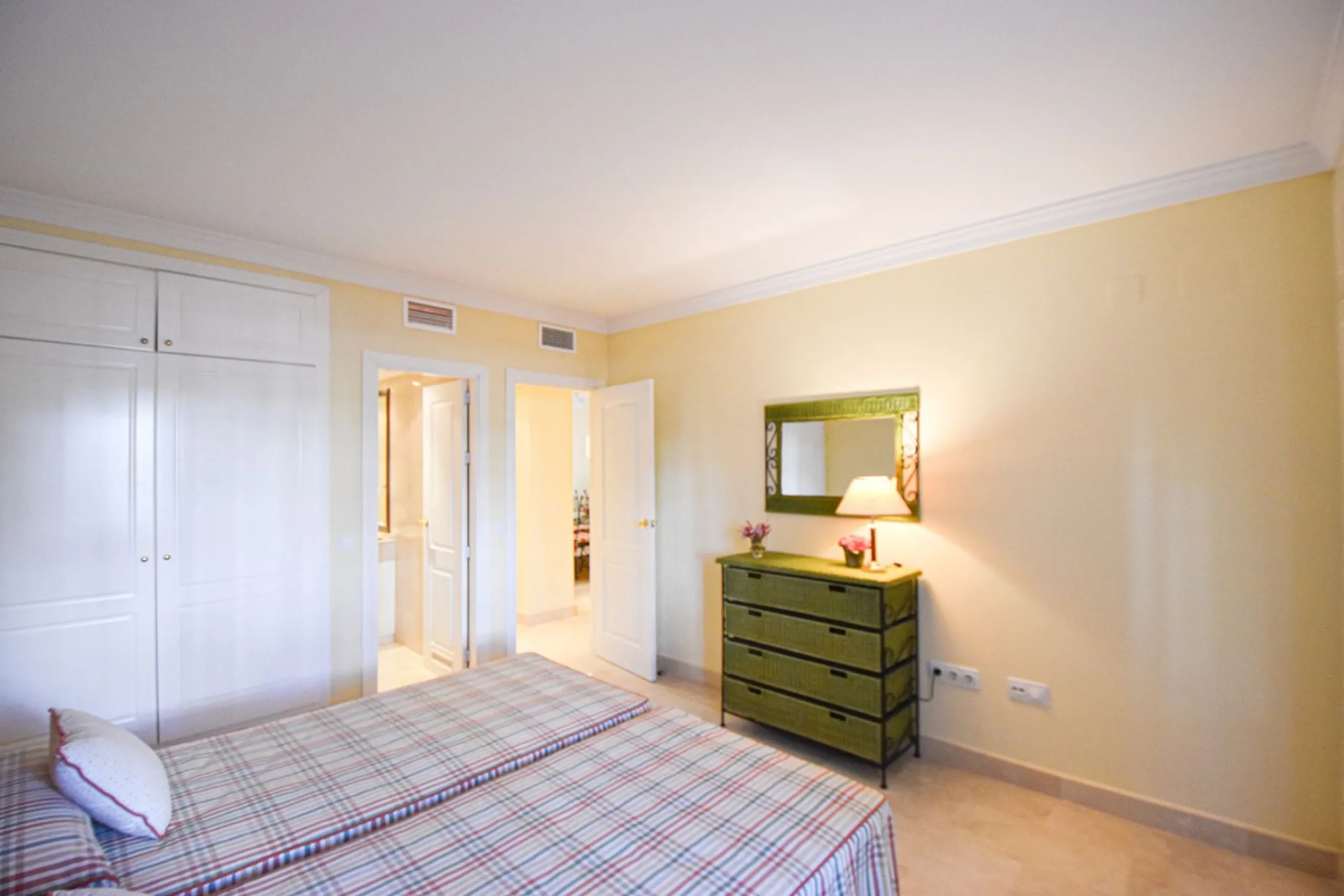 Entdecken Sie diese fantastische Wohnung an der Strandpromenade von San Pedro de Alcántara/Nueva Alcántara, einer der begehrtesten Gegenden von Marbella, nur wenige Schritte vom Meer und der Uferpromenade entfernt
