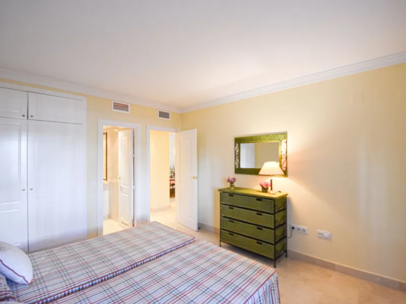 Entdecken Sie diese fantastische Wohnung an der Strandpromenade von San Pedro de Alcántara/Nueva Alcántara, einer der begehrtesten Gegenden von Marbella, nur wenige Schritte vom Meer und der Uferpromenade entfernt
