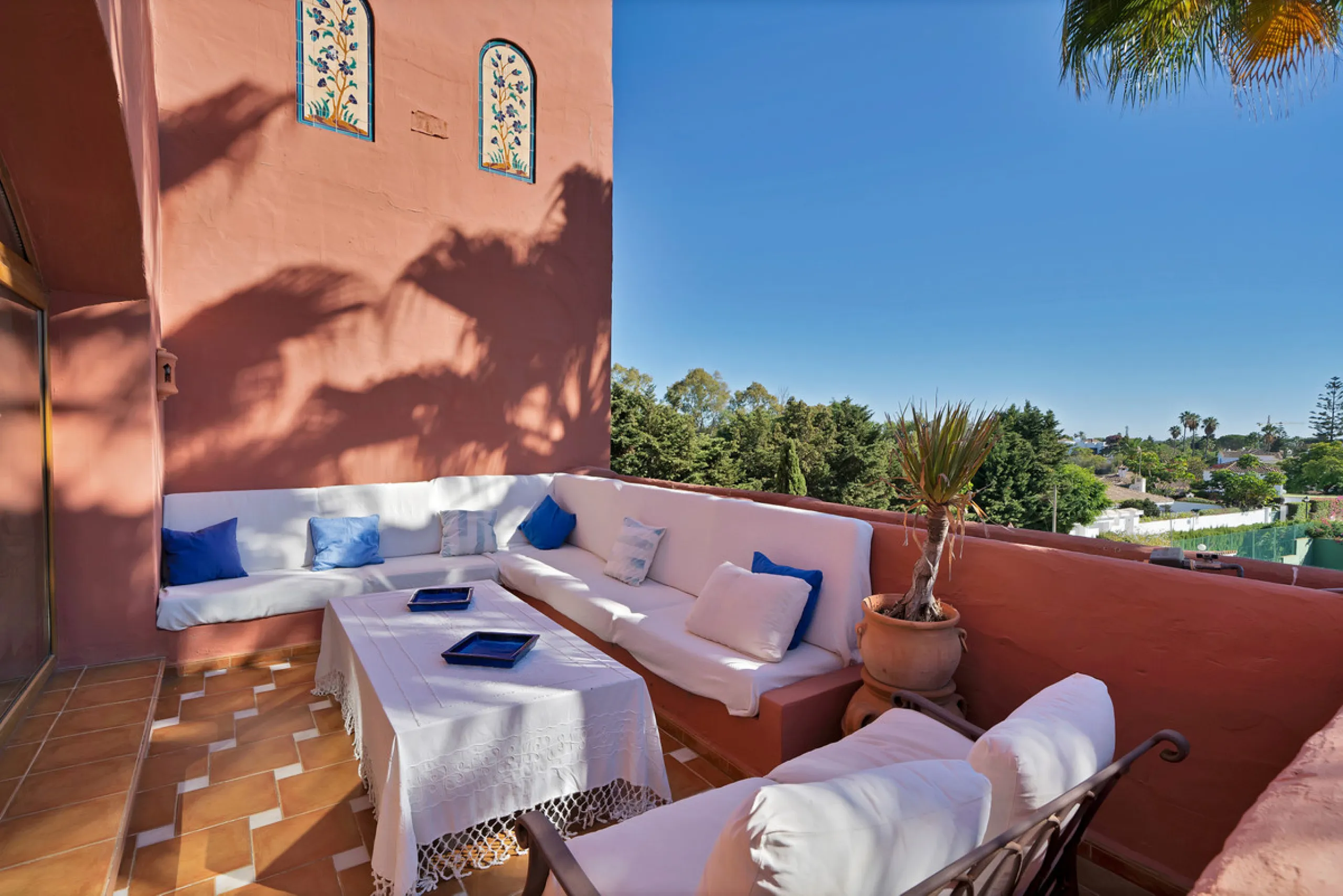 Situated beside the prestigious Guadalmina Baja, this impressive triplex penthouse is a true jewel of the Costa del Sol — perfectly blending the sophistication of Andalusian architecture, Moorish influences, and a touch of contemporary romanticism.