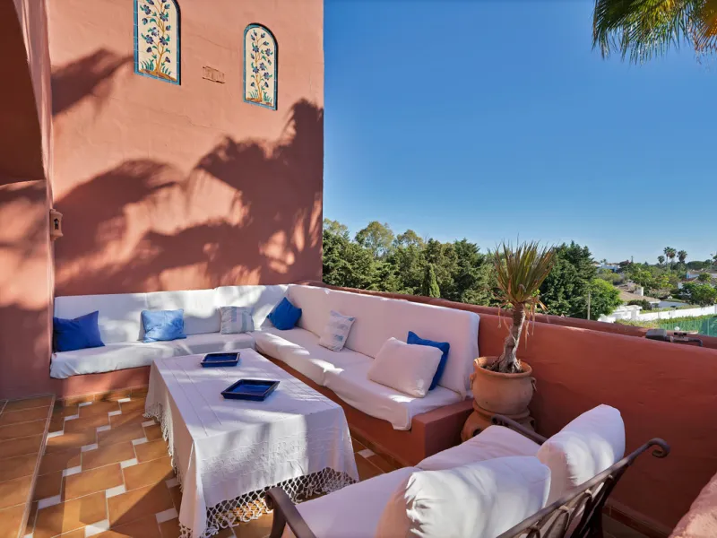 Situated beside the prestigious Guadalmina Baja, this impressive triplex penthouse is a true jewel of the Costa del Sol — perfectly blending the sophistication of Andalusian architecture, Moorish influences, and a touch of contemporary romanticism.