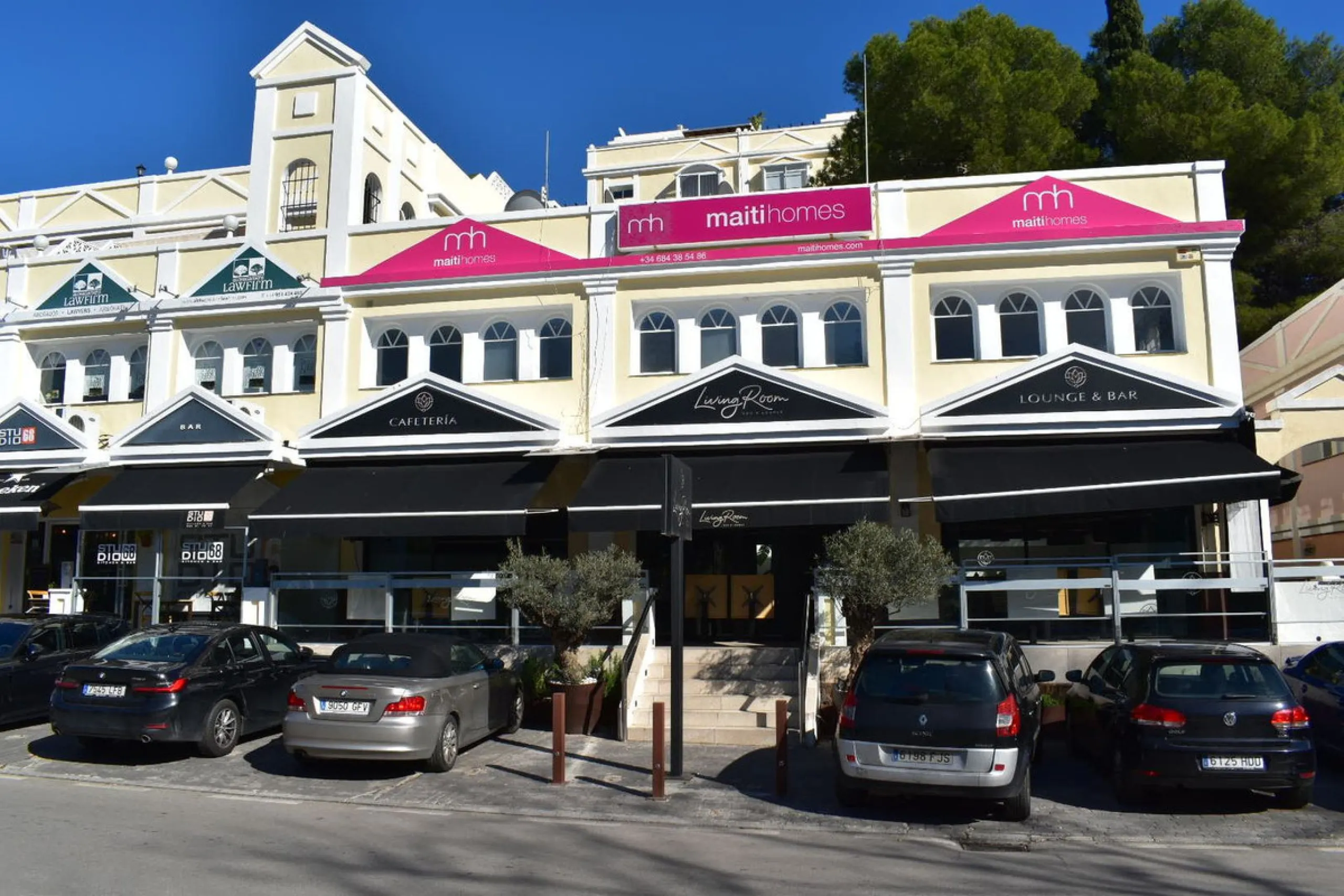 3 commercial units in a very high demanded area, front line Aloha Gardens, (TUK-TUK, STUDIO 68, LIVING ROOM)