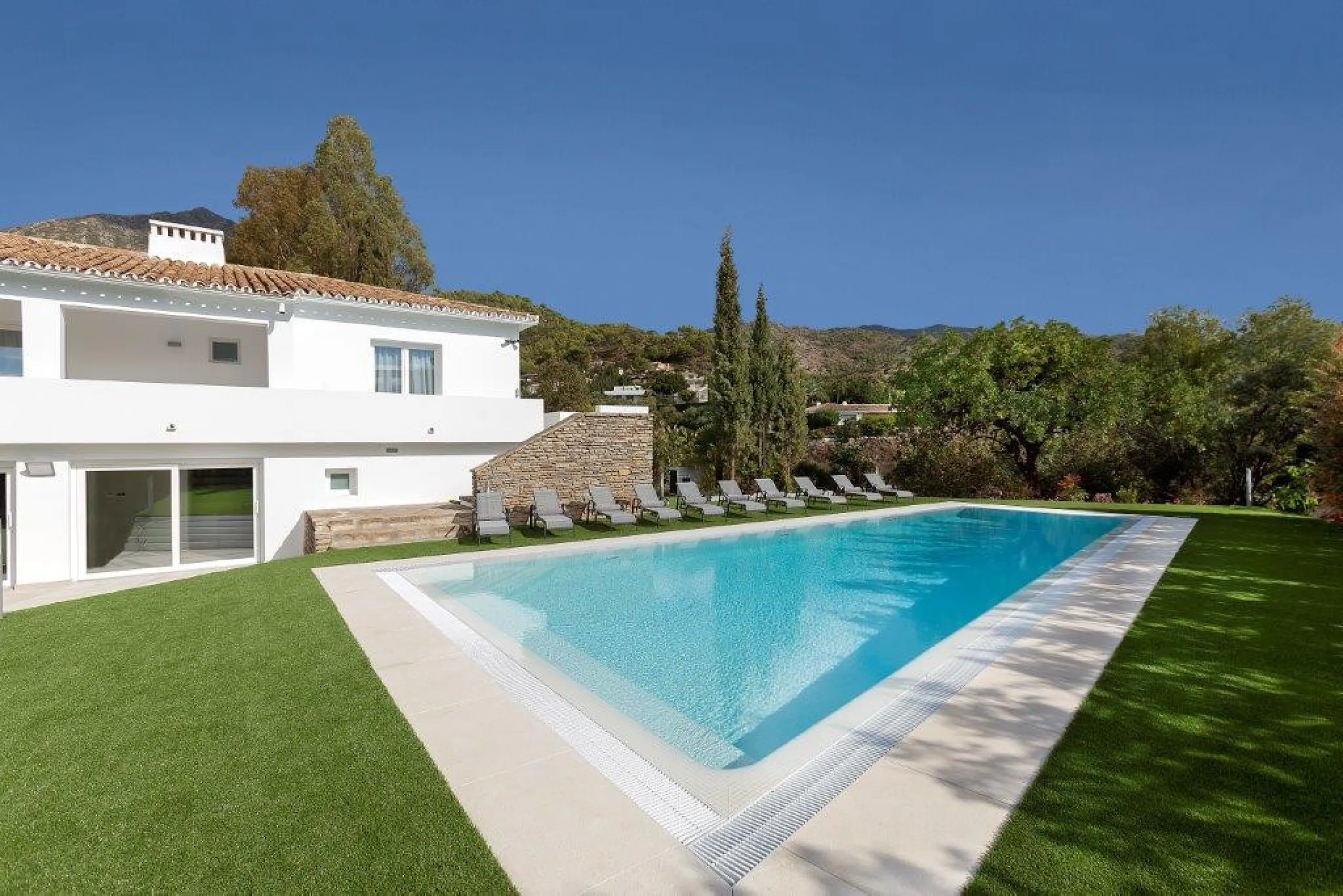 House - Detached Villa в продаже в Marbella, Málaga. В доме 6 спален и 4 ванных комнат. Площадь дома 600 м². Площадь участка 1990 м²