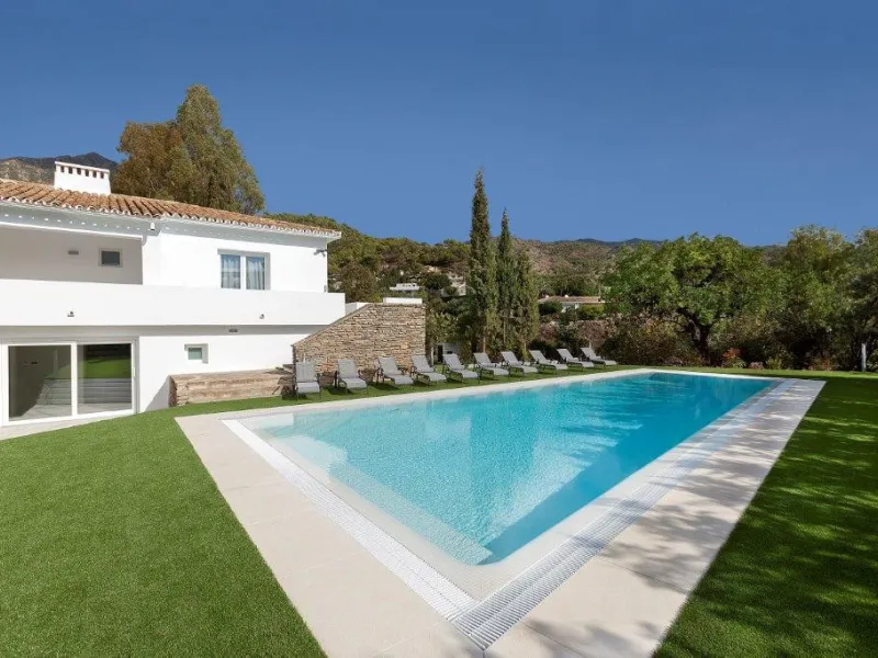 House - Detached Villa в продаже в Marbella, Málaga. В доме 6 спален и 4 ванных комнат. Площадь дома 600 м². Площадь участка 1990 м²
