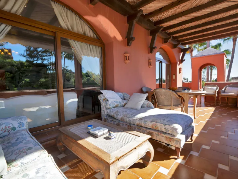Situated beside the prestigious Guadalmina Baja, this impressive triplex penthouse is a true jewel of the Costa del Sol — perfectly blending the sophistication of Andalusian architecture, Moorish influences, and a touch of contemporary romanticism.